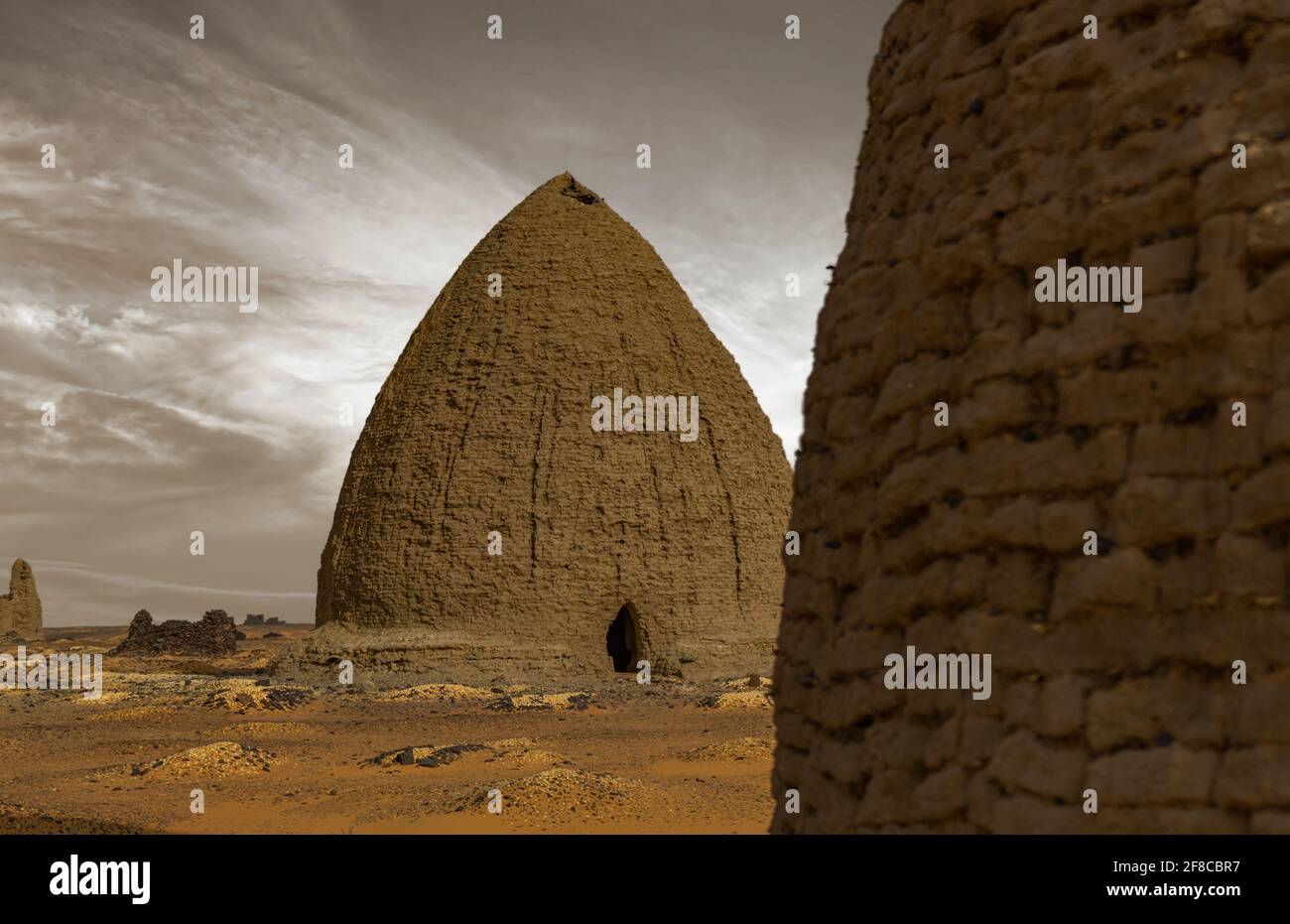Tombe del vecchio cimitero di Dongola e tombe nel nord del deserto sudanese, Africa Foto Stock
