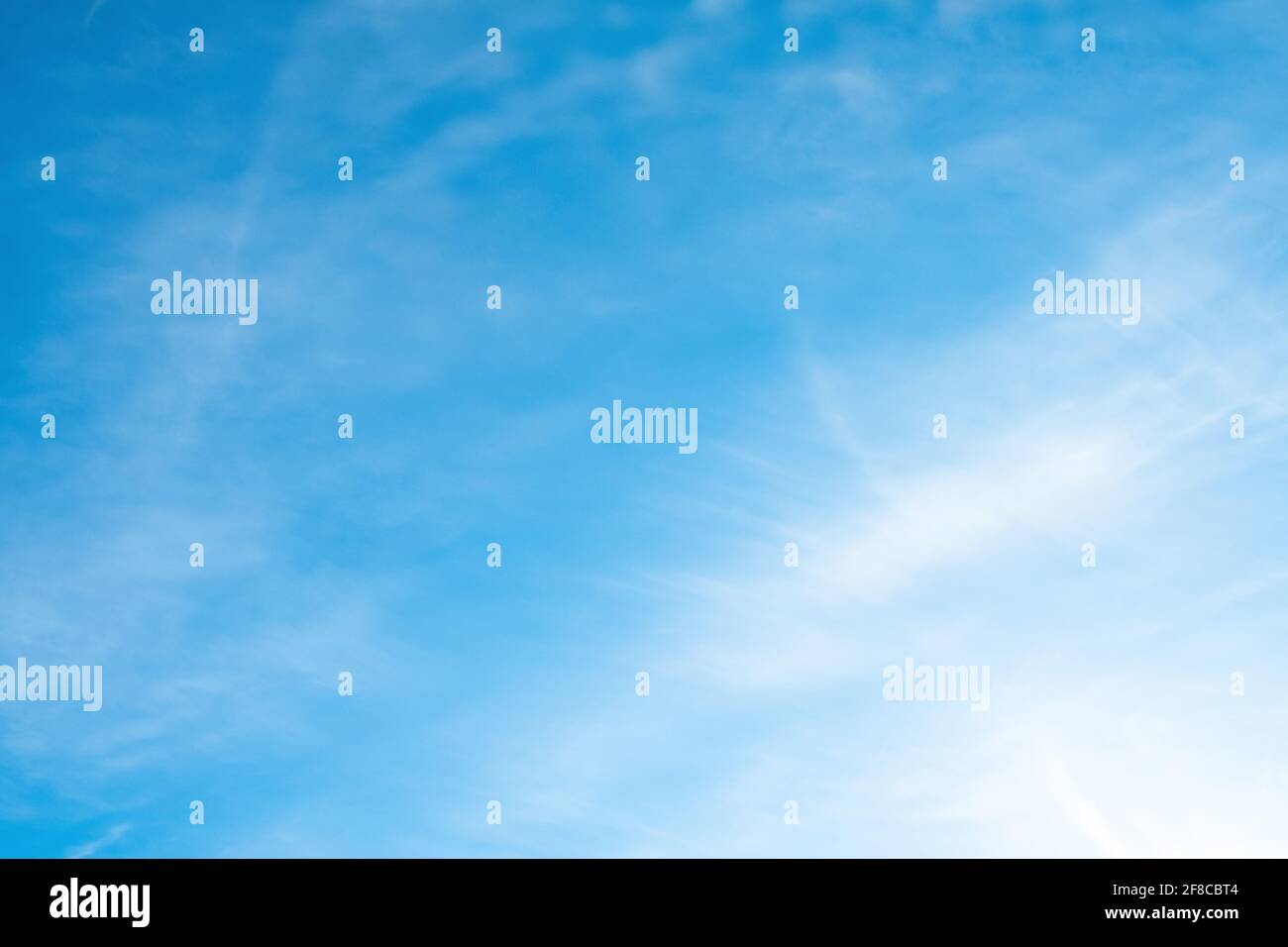 cielo blu con nuvola bianca nell'angolo Foto Stock