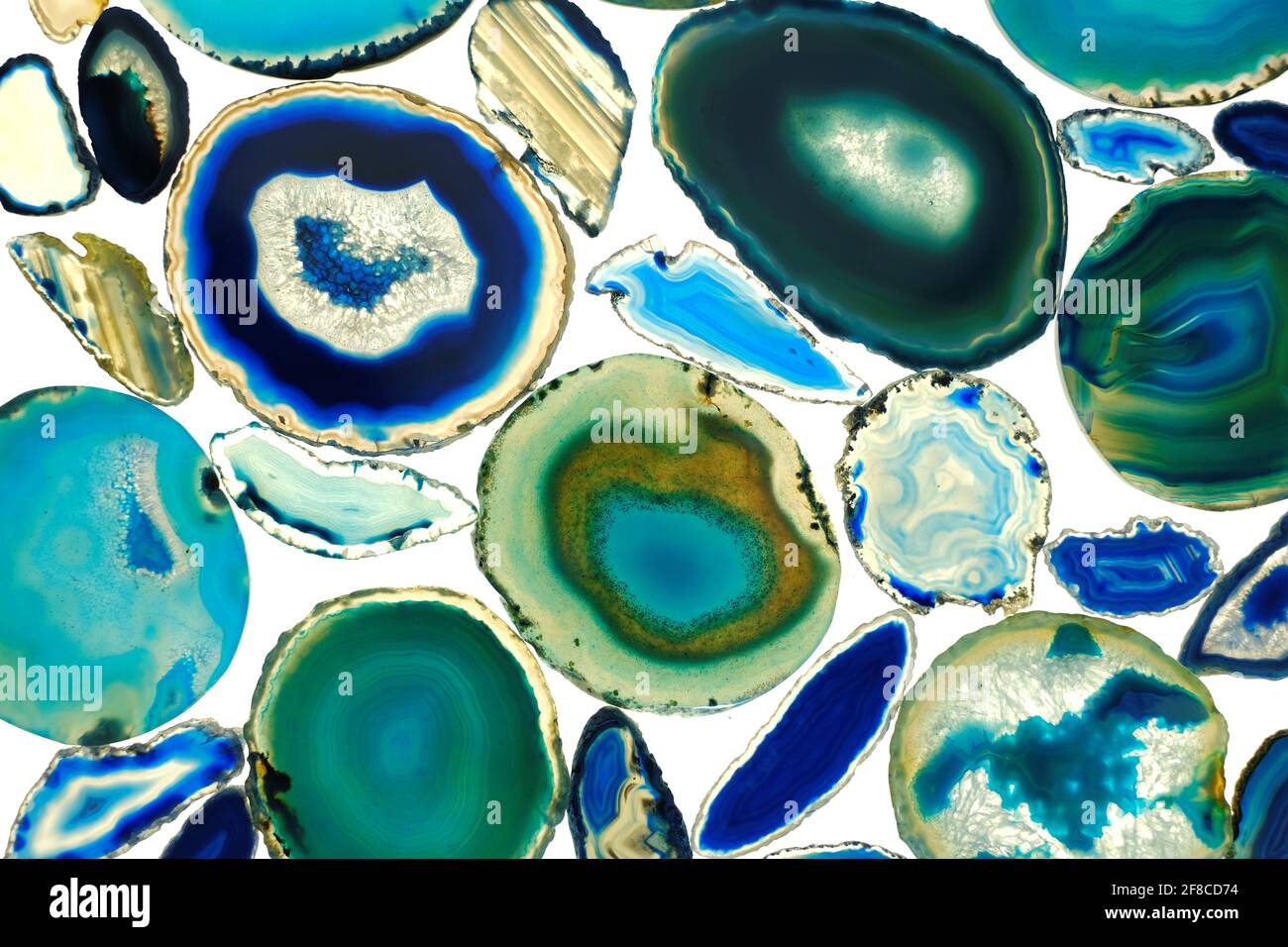 Schema pietra Agata. Agates blu e verde impostato su sfondo bianco.Agate fette sfondo.pietre naturali bella superficie. Pietre Agate tagliate Foto Stock