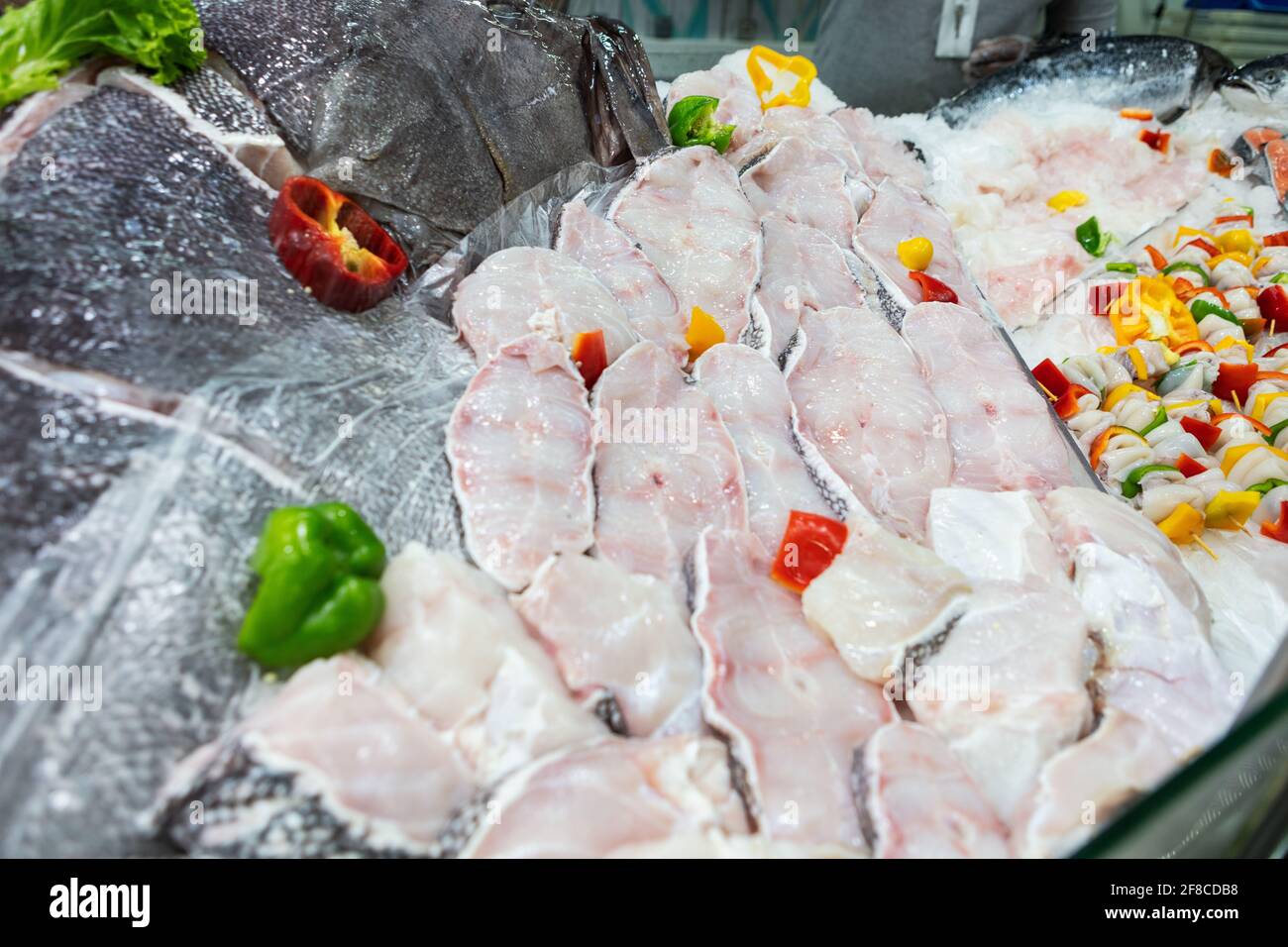 Ripiano fishmonger in supermercato con pesce fresco. Foto Stock