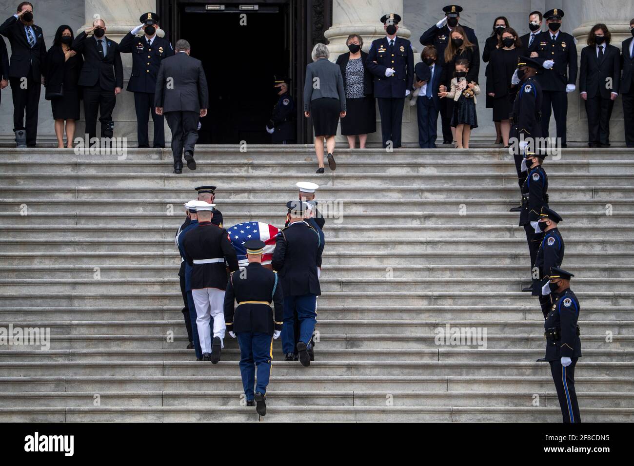 Il cofanetto dell'ufficiale della polizia del Campidoglio degli Stati Uniti William 'Billy' Evans è portato da una guardia d'onore del servizio congiunto nel Campidoglio degli Stati Uniti a Washington, DC, Stati Uniti 13 aprile 2021. Shawn Thew/Pool via REUTERS Foto Stock
