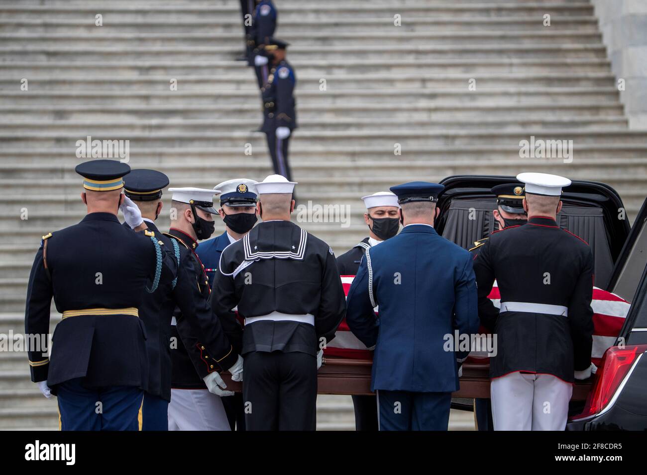 Il cofanetto dell'ufficiale della polizia del Campidoglio degli Stati Uniti William 'Billy' Evans è portato da una guardia d'onore del servizio congiunto nel Campidoglio degli Stati Uniti a Washington, DC, Stati Uniti 13 aprile 2021. Shawn Thew/Pool via REUTERS Foto Stock