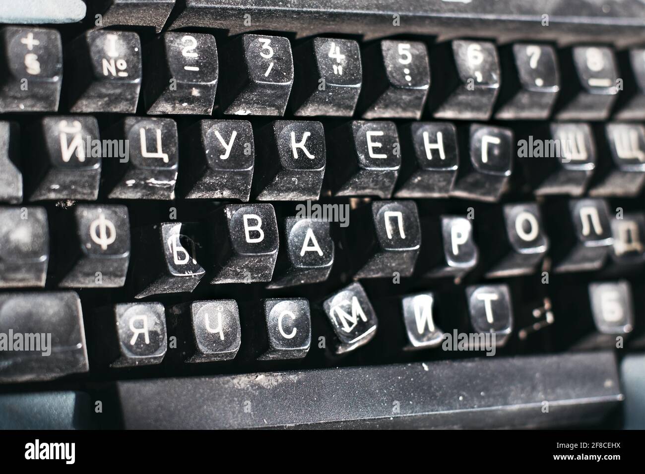 Primo piano di una macchina da scrivere obsoleta. Tastiera rotta con lettere russe. Sfondo Foto Stock