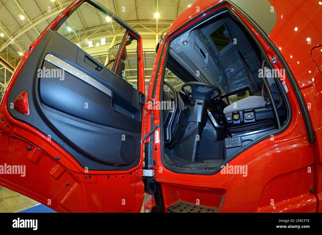 Interno della cabina di un veicolo e una porta aperta. Mostra TransUcraina-2019. 5 gennaio 2019. Kiev, Ucraina Foto Stock