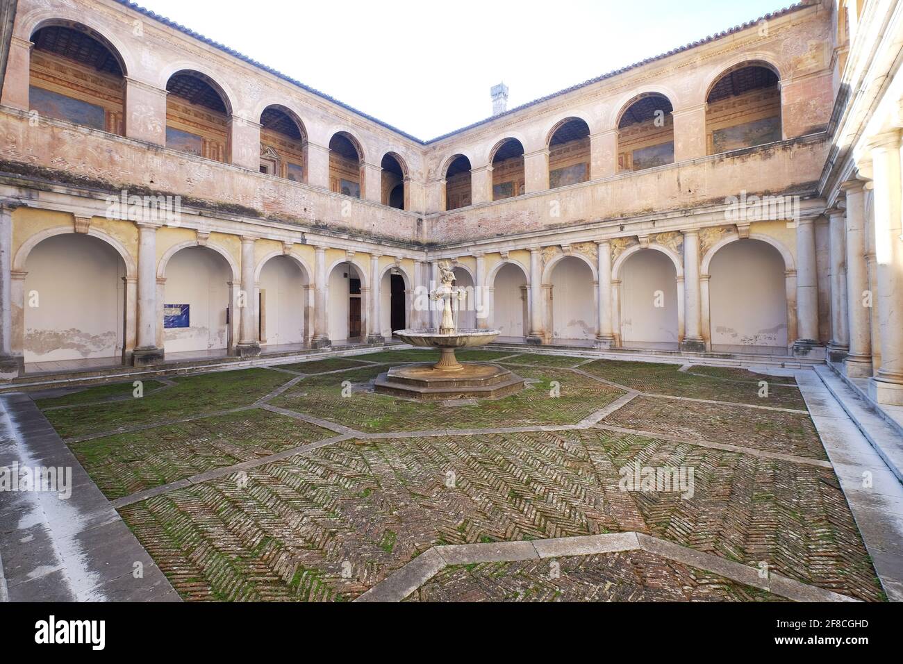 Chiostro della pensione, Certosa di Padula, provincia di Salerno in Campania, Italia. Foto Stock