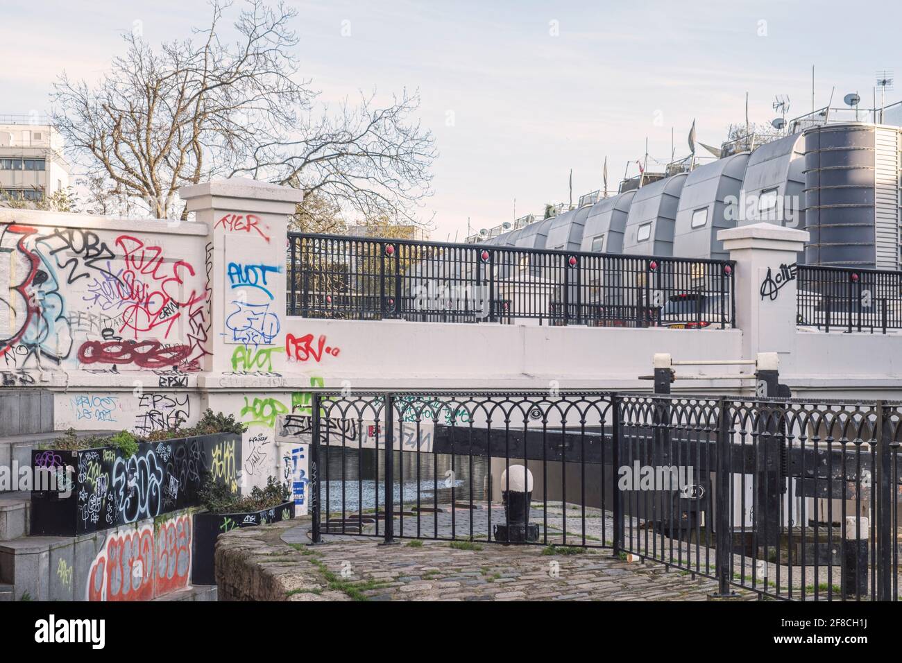 Kentish Town Road Bridge, Kentish Town Lock & Regent's Canal, Grand Union Walk Residences, scena urbana con graffiti tag, sentiero, Camden, Londra Foto Stock