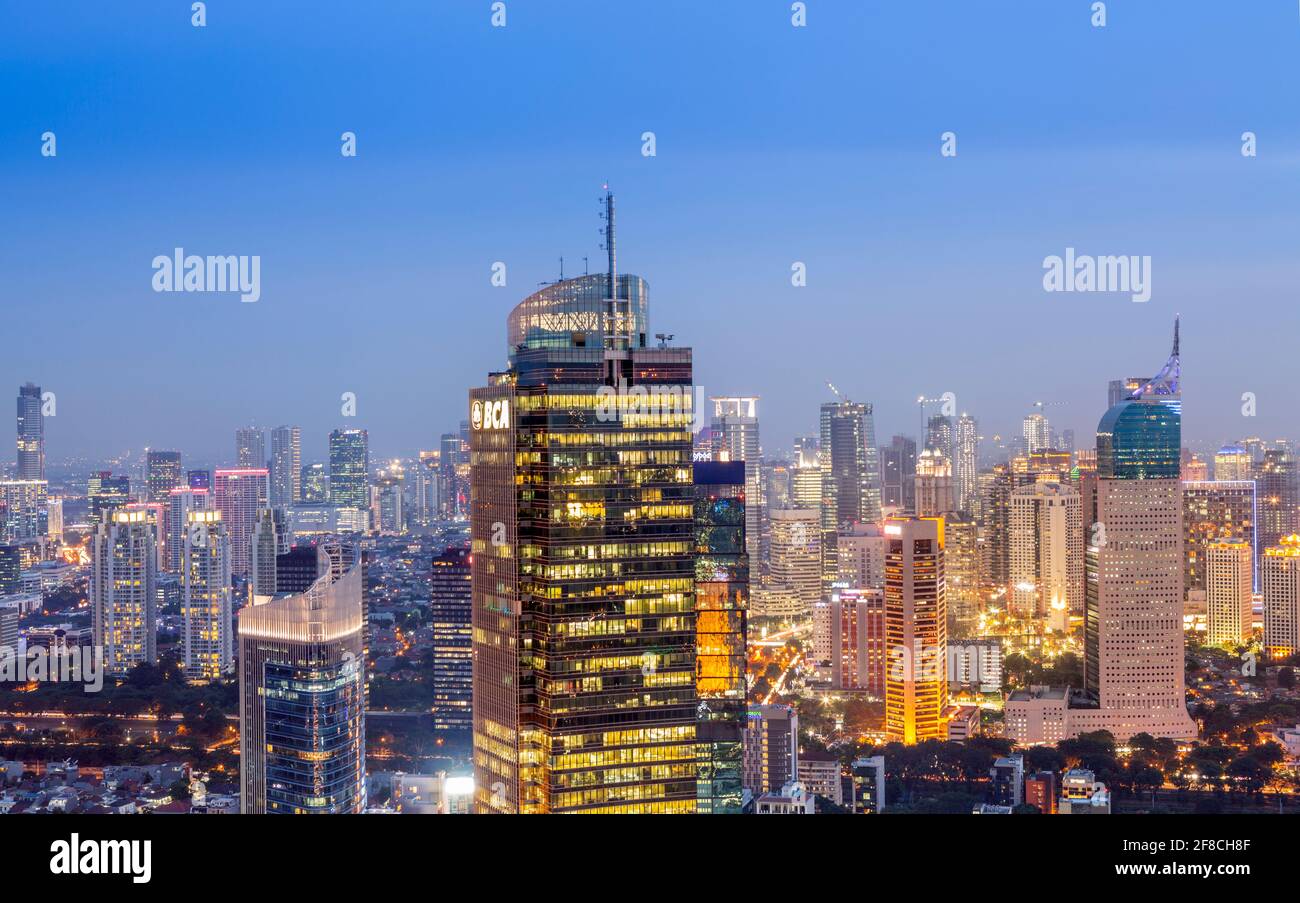 Lo skyline illuminato del centro di Giacarta - capitale dell'Indonesia, che mostra il Central Business District, Giacarta, Indonesia Foto Stock
