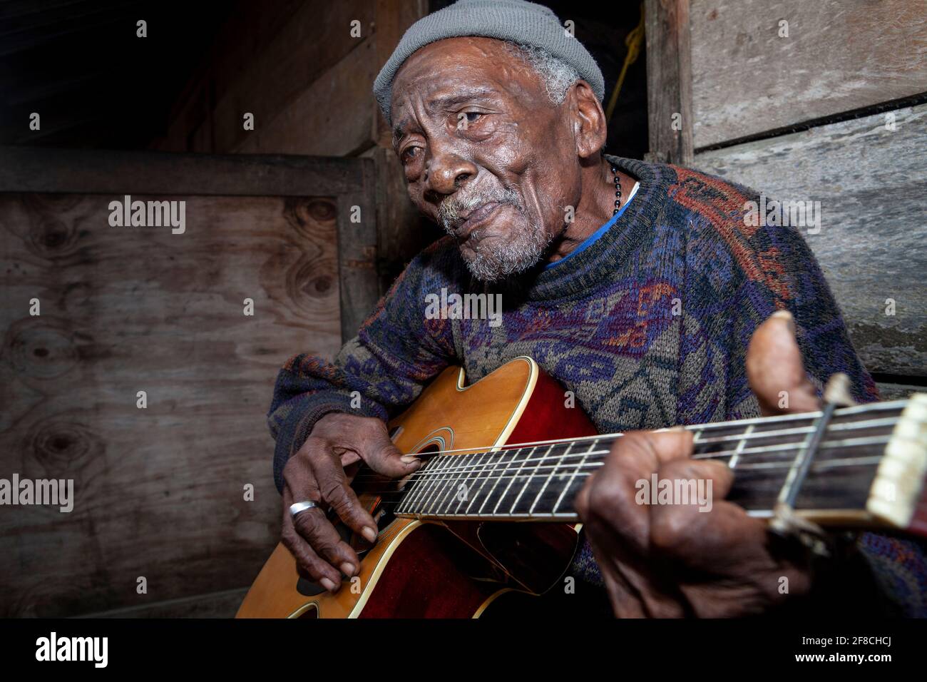 Paul Nabor (Alfonso Palacio), musicista garifuna e leader spirituale, pioniere dello stile musicale Paranda, fuori dal Dugu di Punta Gorda, Belize Foto Stock