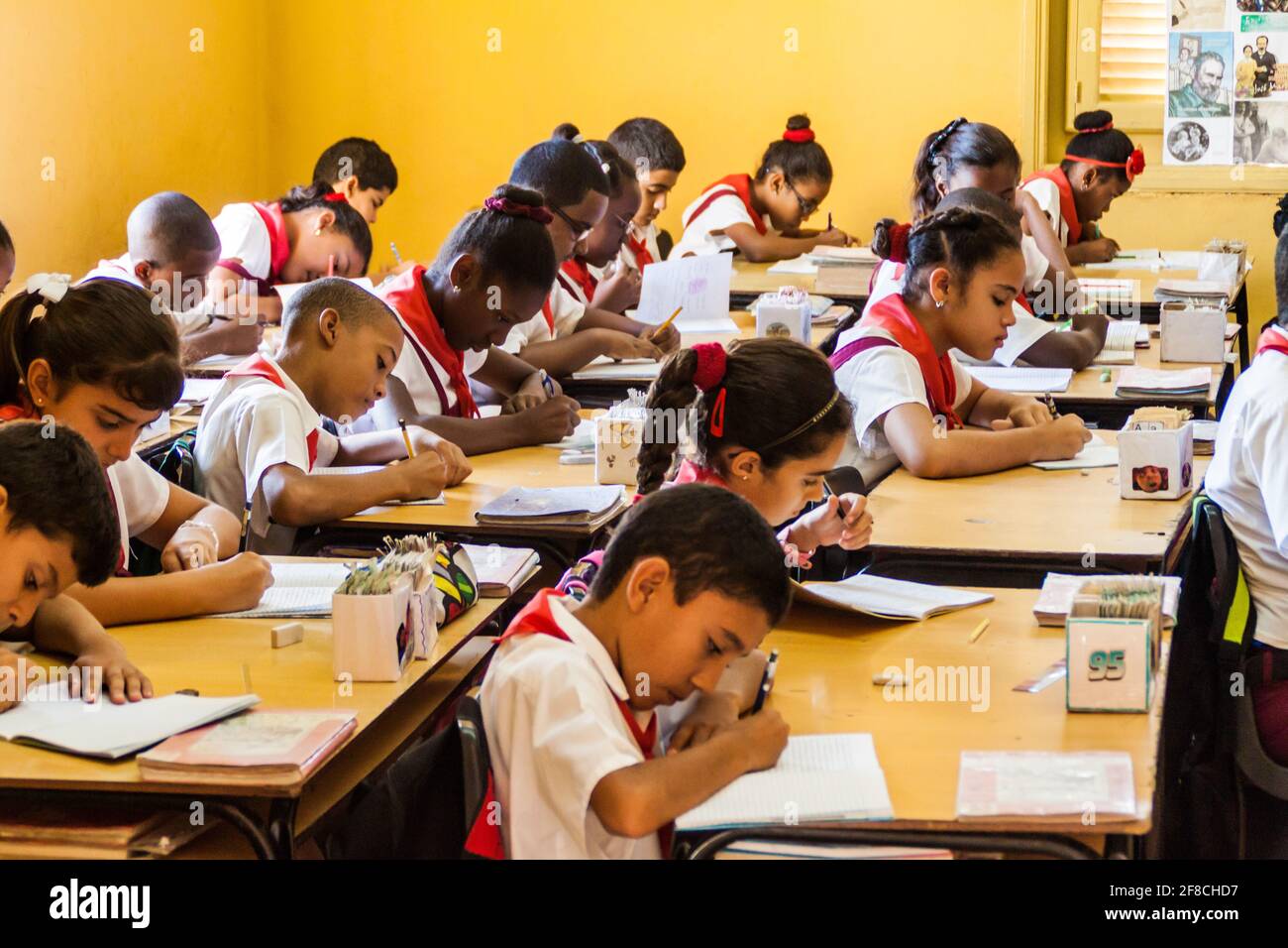 SANTIAGO DE CUBA, CUBA - 1 FEBBRAIO 2016: Bambini in classe nelle ex baracche la Moncada, importante luogo della storia cubana, Santiago de Cuba Foto Stock