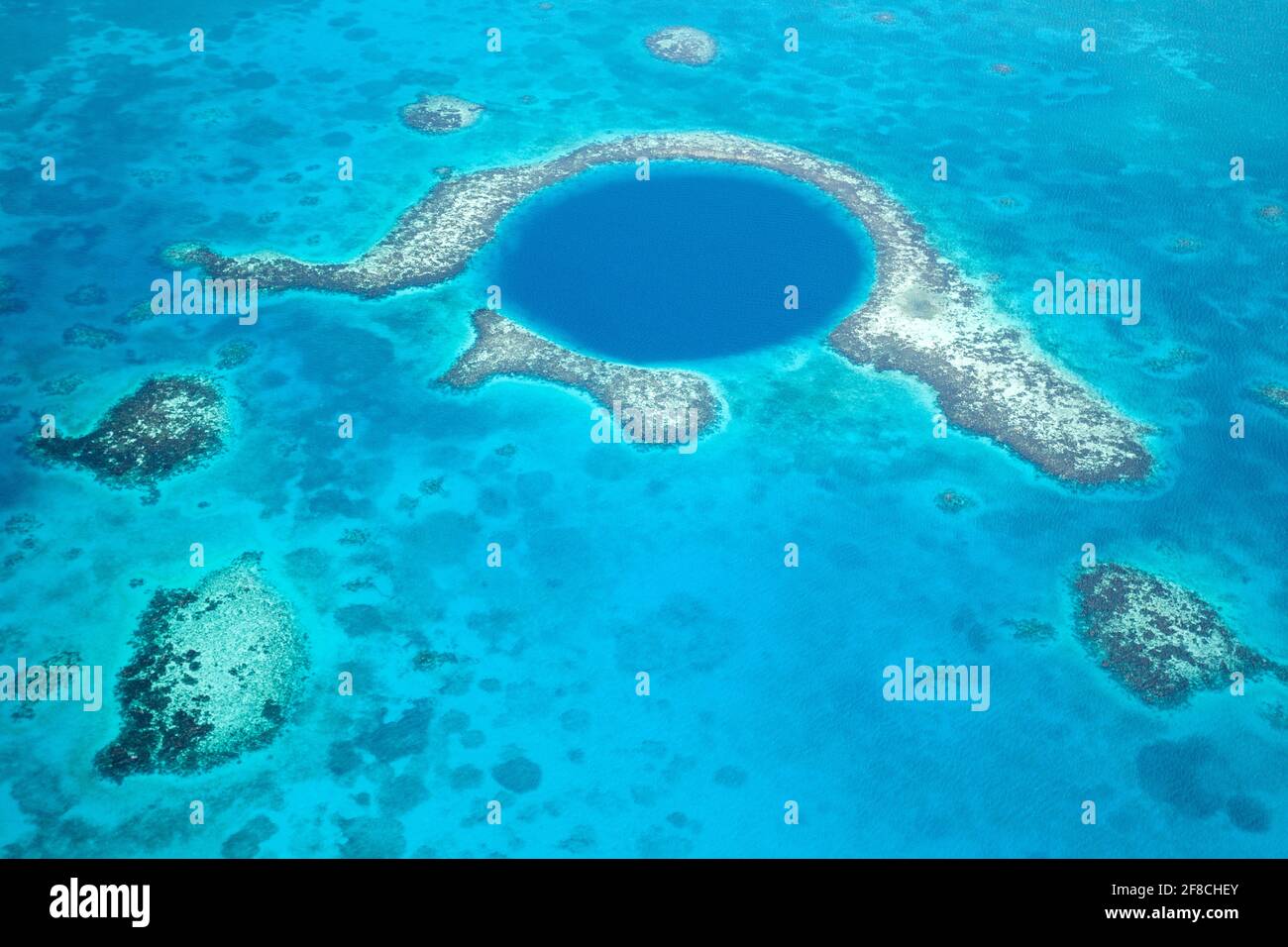 Vista aerea del Grande Blue Hole, Lighthouse Reef, Atollo del Faro, Mesoamericana barriera Corallina, Belize, America Centrale Foto Stock