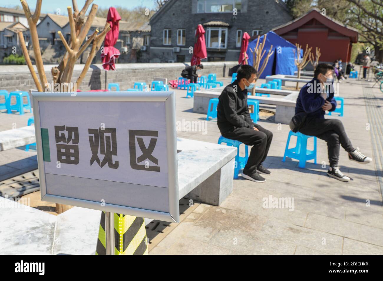 (210413) -- PECHINO, 13 aprile 2021 (Xinhua) -- le persone soggiornano in un'area di osservazione dopo aver ricevuto i vaccini COVID-19 su un veicolo di vaccinazione mobile al di fuori della porta di Donghua del Museo del Palazzo a Pechino, capitale della Cina, 13 aprile 2021. Le strutture simili agli autobus, dotate di stazioni di vaccinazione, frigoriferi medici e attrezzature di pronto soccorso, sono state introdotte in diversi distretti di Pechino per risparmiare tempo e migliorare l'efficienza dell'inoculazione. (Xinhua/Zhang Yuwei) Foto Stock