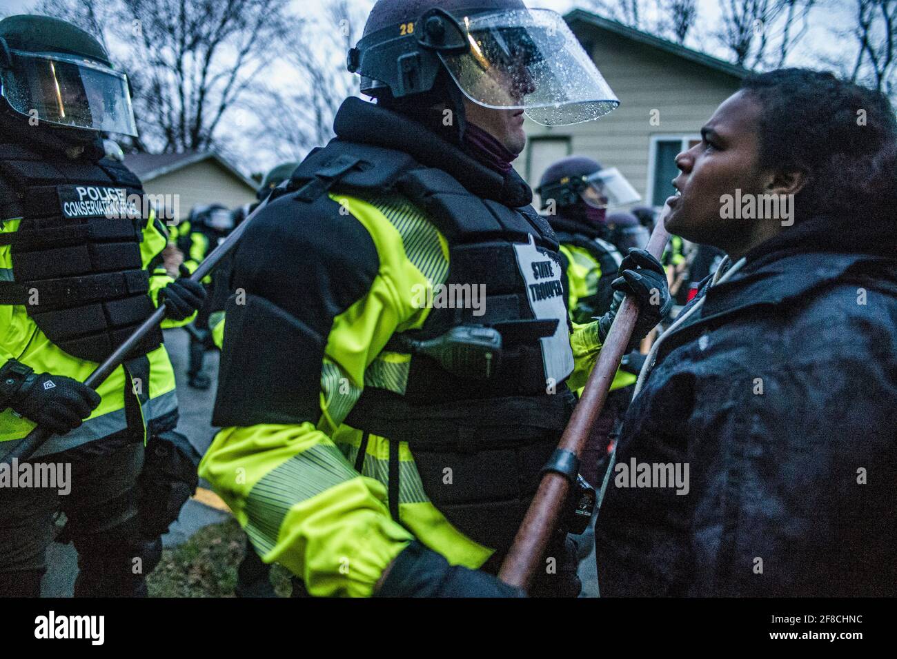 I manifestanti si scontrarono con la polizia per la morte a fuoco di Daunte Wright in un rally al Brooklyn Center Police Department il 12 aprile 2021 a Brooklyn Center, Minnesota. (Foto di Richard Tsong-Taatarii/Minneapolis Star Tribune/TNS/Sipa USA) Foto Stock