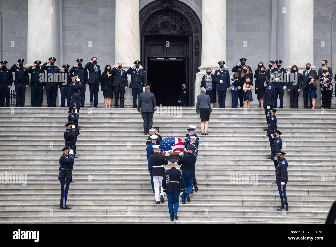 Il cofanetto dell'ufficiale della polizia del Campidoglio degli Stati Uniti William 'Billy' Evans è portato da una guardia d'onore del servizio congiunto nel Campidoglio degli Stati Uniti a Washington, DC, USA, 13 aprile 2021. L'ufficiale Evans è stato ucciso nella linea di servizio 02 aprile quando un conducente ha fatto scalciare il suo veicolo in Evans e un altro ufficiale prima di schiantarsi in una barriera di sicurezza all'entrata nord del Campidoglio. (Foto di Pool/Sipa USA) Foto Stock