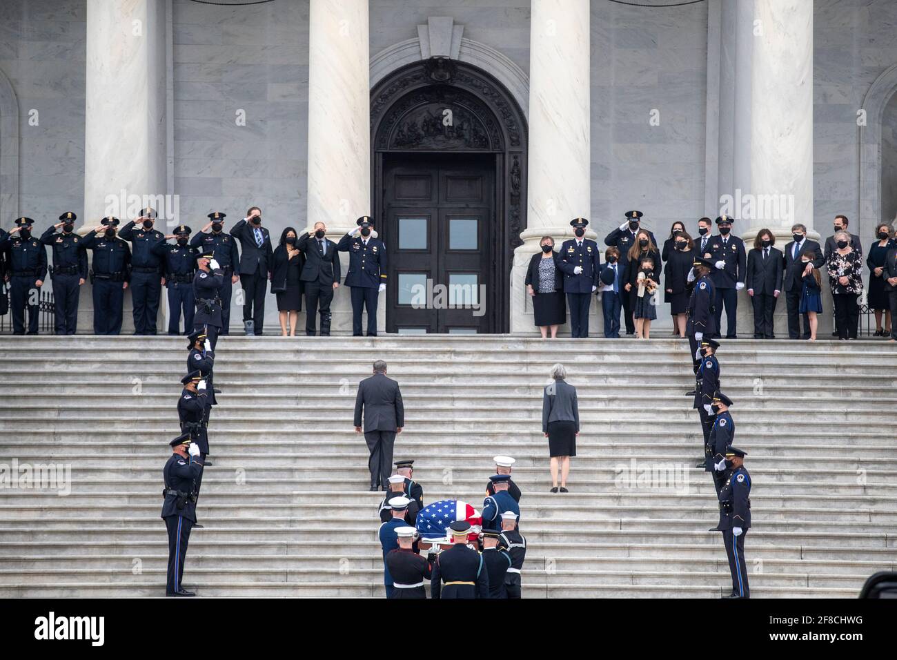 Il cofanetto dell'ufficiale della polizia del Campidoglio degli Stati Uniti William 'Billy' Evans è portato da una guardia d'onore del servizio congiunto nel Campidoglio degli Stati Uniti a Washington, DC, USA, 13 aprile 2021. L'ufficiale Evans è stato ucciso nella linea di servizio 02 aprile quando un conducente ha fatto scalciare il suo veicolo in Evans e un altro ufficiale prima di schiantarsi in una barriera di sicurezza all'entrata nord del Campidoglio. (Foto di Pool/Sipa USA) Foto Stock