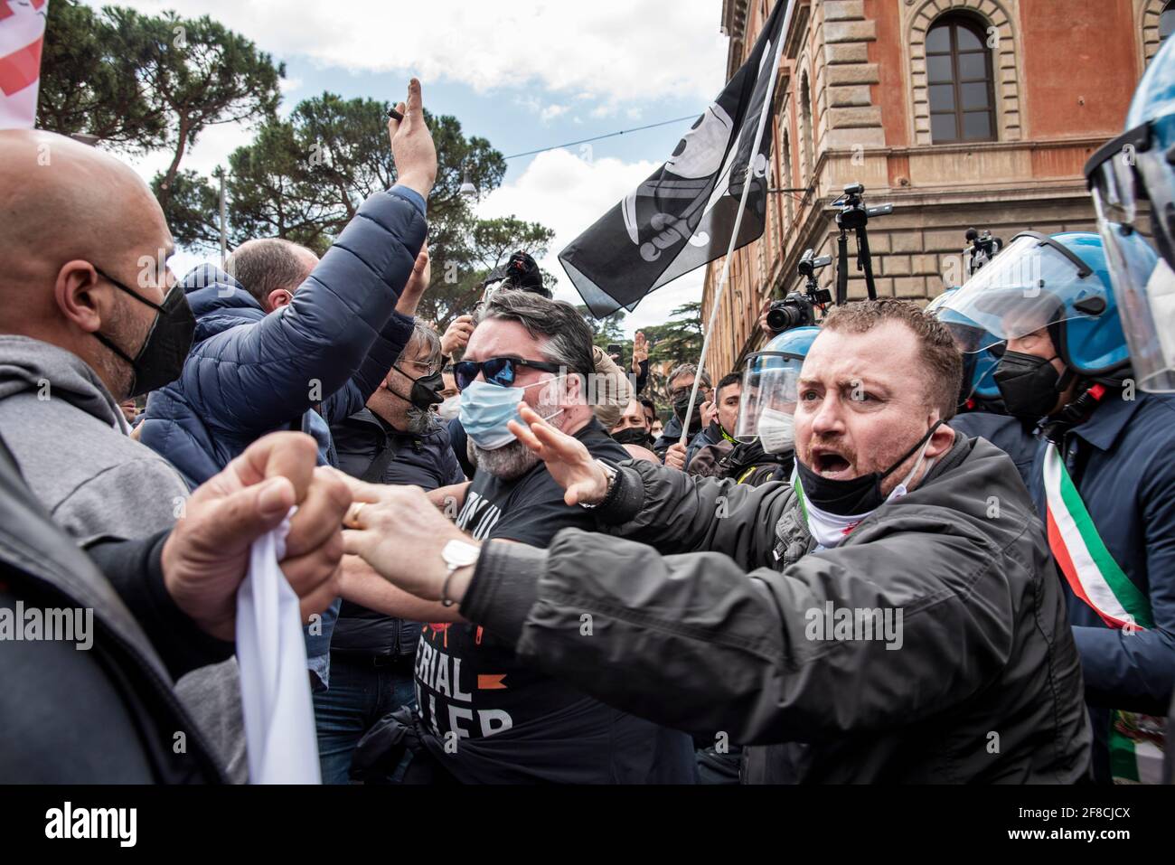 Roma, Italia. 13 Aprile 2021. I manifestanti si confrontano con agenti di polizia anti-sommari durante una dimostrazione di proprietari di ristoranti e lavoratori, imprenditori e proprietari di piccole imprese il 13 aprile 2021 al Circo massimo di Roma. Centinaia di manifestanti si sono riuniti a Circo massimo chiedendo la ripresa delle attività costrette a fermarsi a causa delle restrizioni del Covid-19. Credit: LSF Photo/Alamy Live News Foto Stock