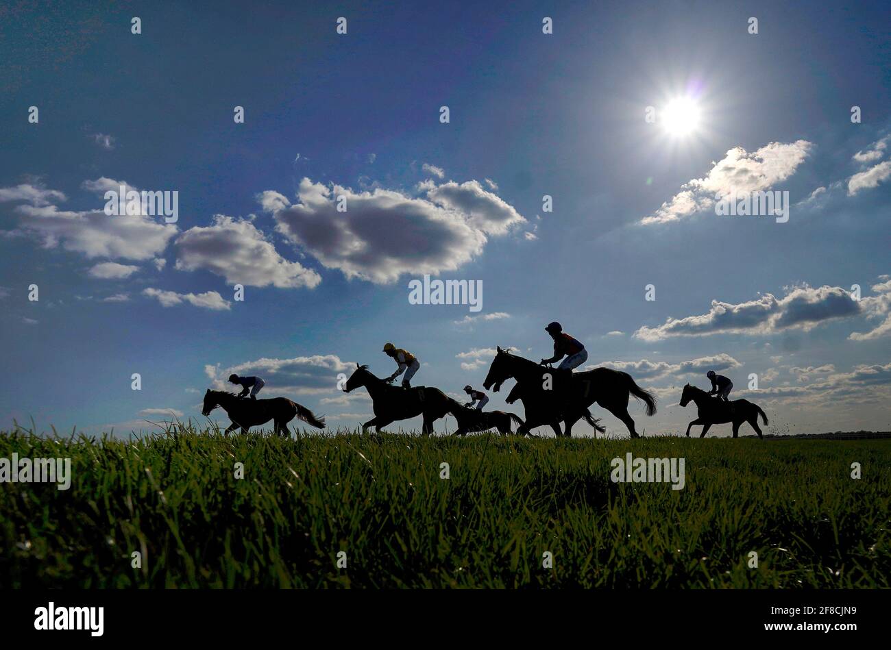 Una visione generale di corridori e corridori dopo aver gareggiato nell'handicap bet365.com all'ippodromo di Newmarket. Data immagine: Martedì 13 aprile 2021. Foto Stock