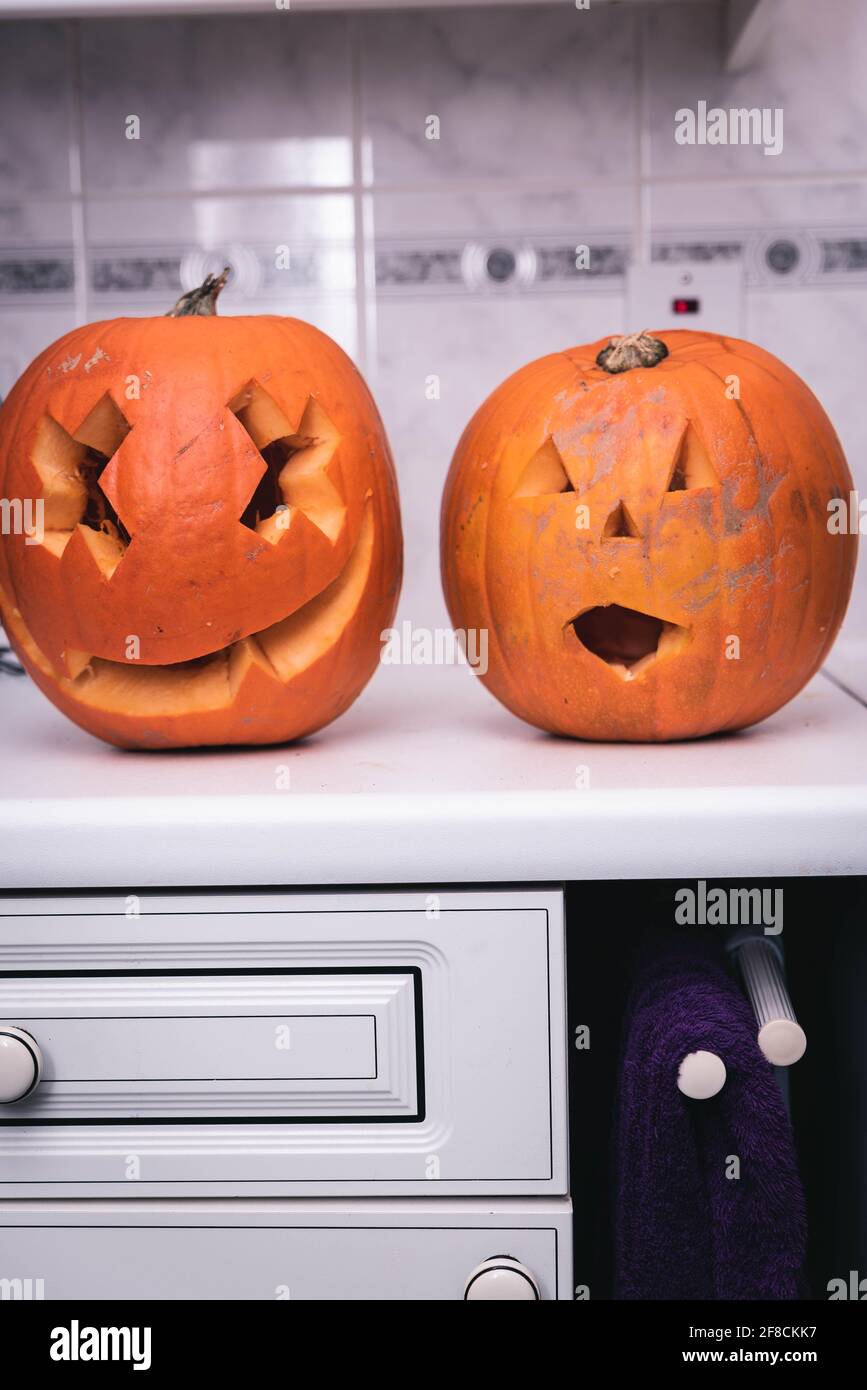 Zucche scolpite da donna nera per Halloween. Foto Stock