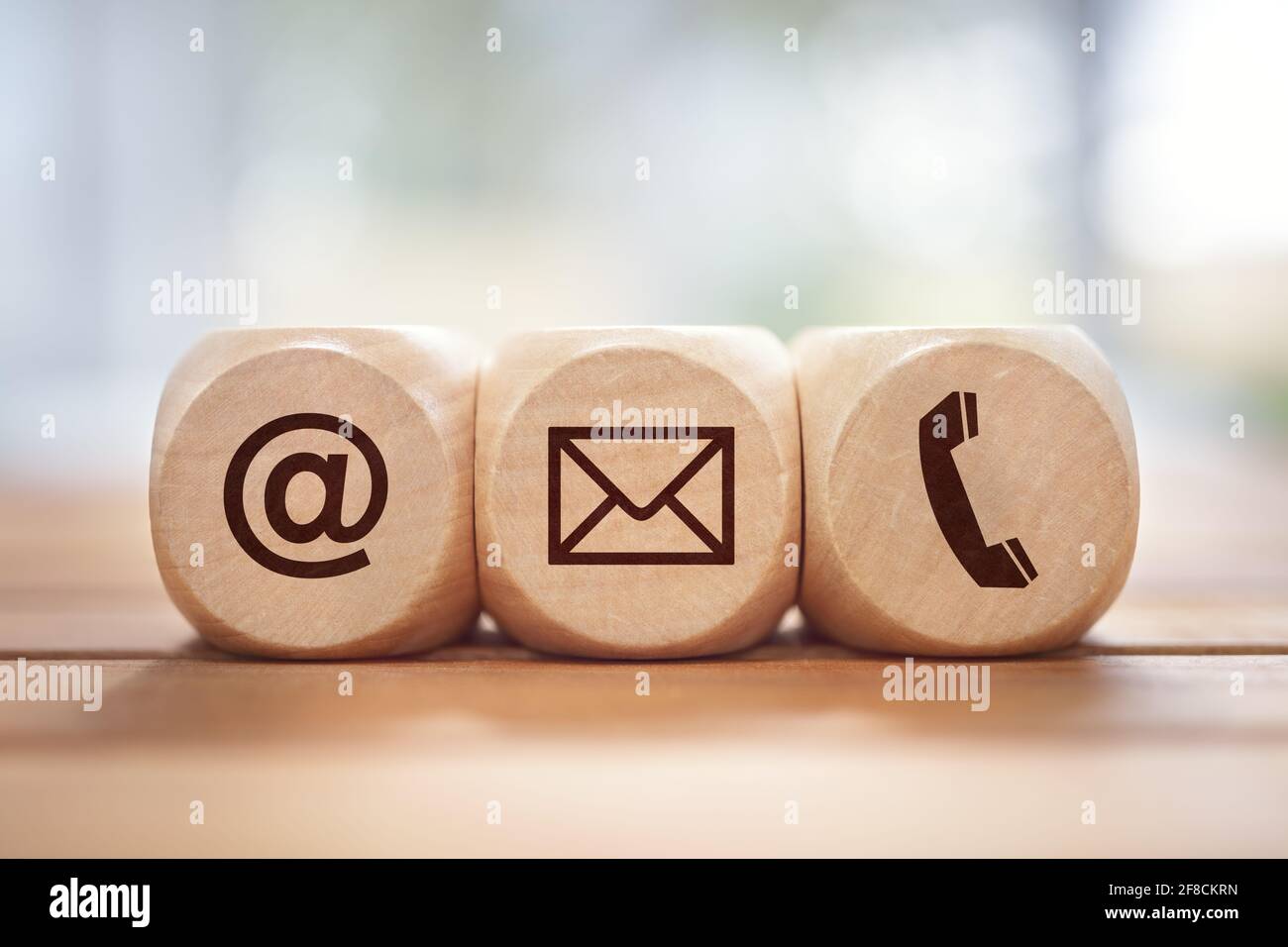 Contattaci Concept con blocchi di legno e simboli a, indirizzo e-mail e telefono Foto Stock