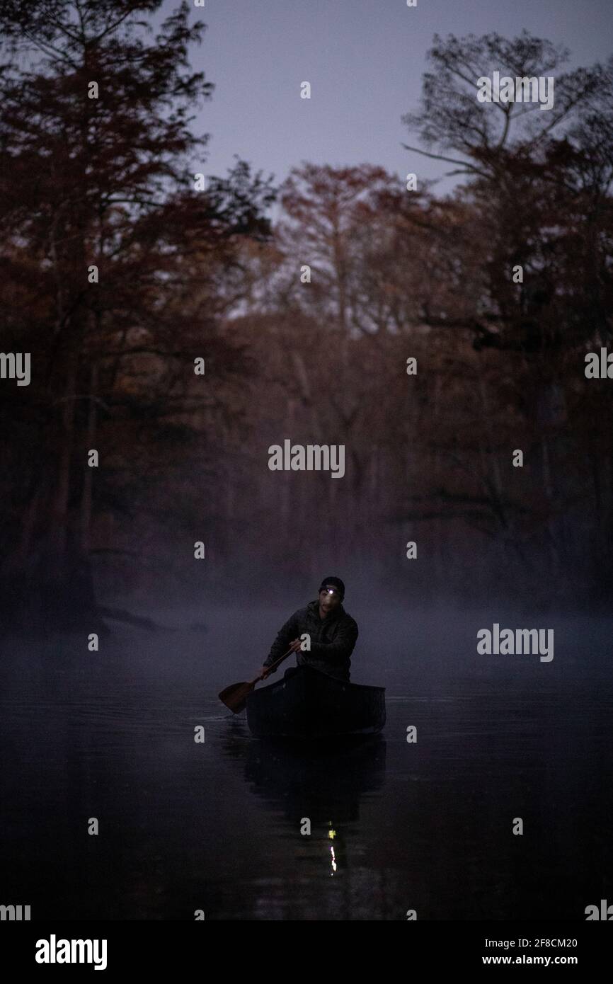 Giro in canoa all'alba sul fiume Foggy. Foto Stock