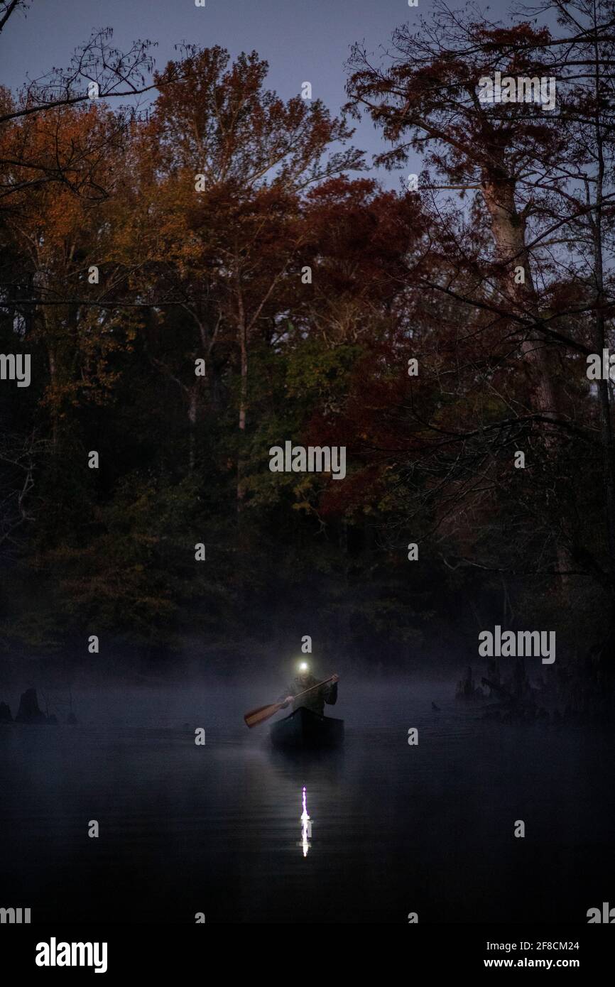 Giro in canoa all'alba sul fiume Foggy. Foto Stock