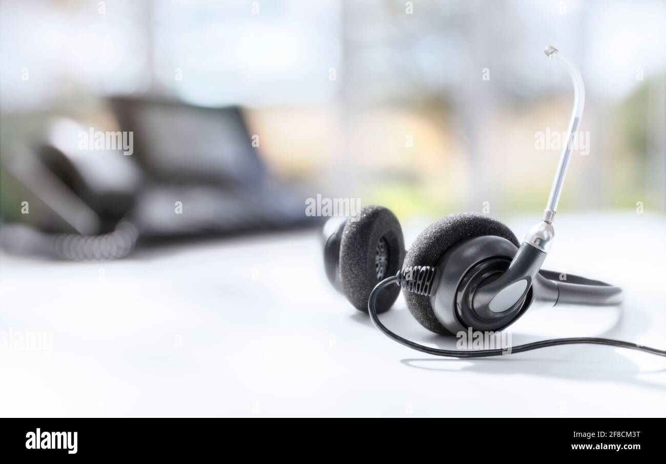VOIP cuffie Cuffie telefono sulla scrivania in ufficio concetto per la  comunicazione, il supporto it, call center e customer service help desk  Foto stock - Alamy