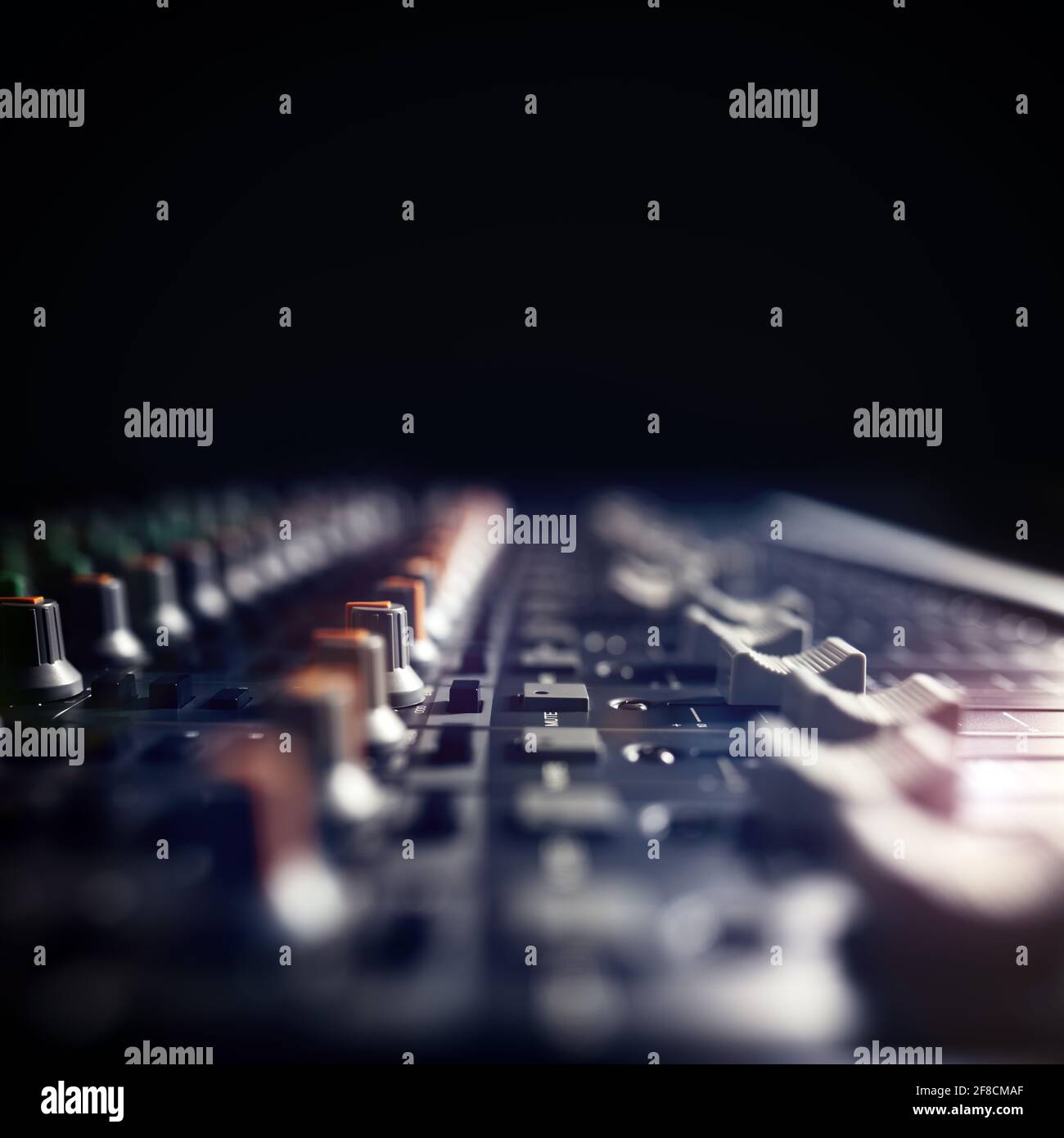 Studio di registrazione del suono mixaggio scrivania per la produzione musicale Foto Stock