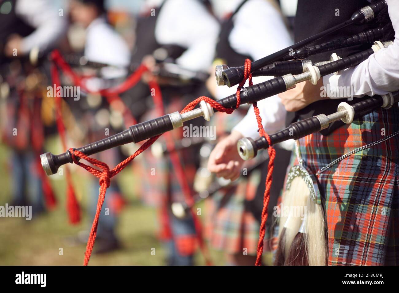 Il gruppo scozzese di marching delle cornamuse si avvicina alle cornamuse Foto Stock