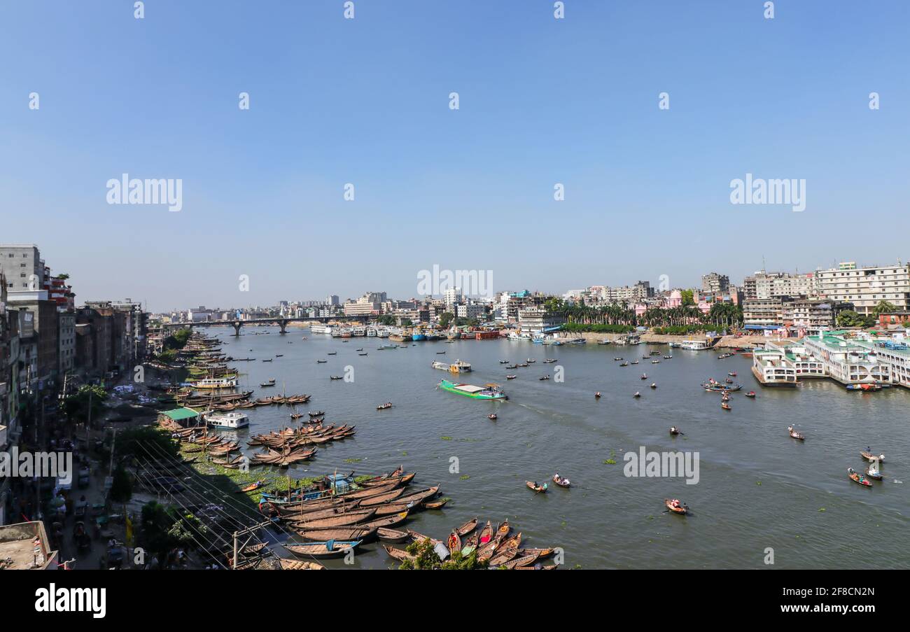 Fiume Buriganga, Dhaka, Bangladesh : il fiume Buriganga è sempre pieno di barche in legno e traghetti passeggeri Foto Stock