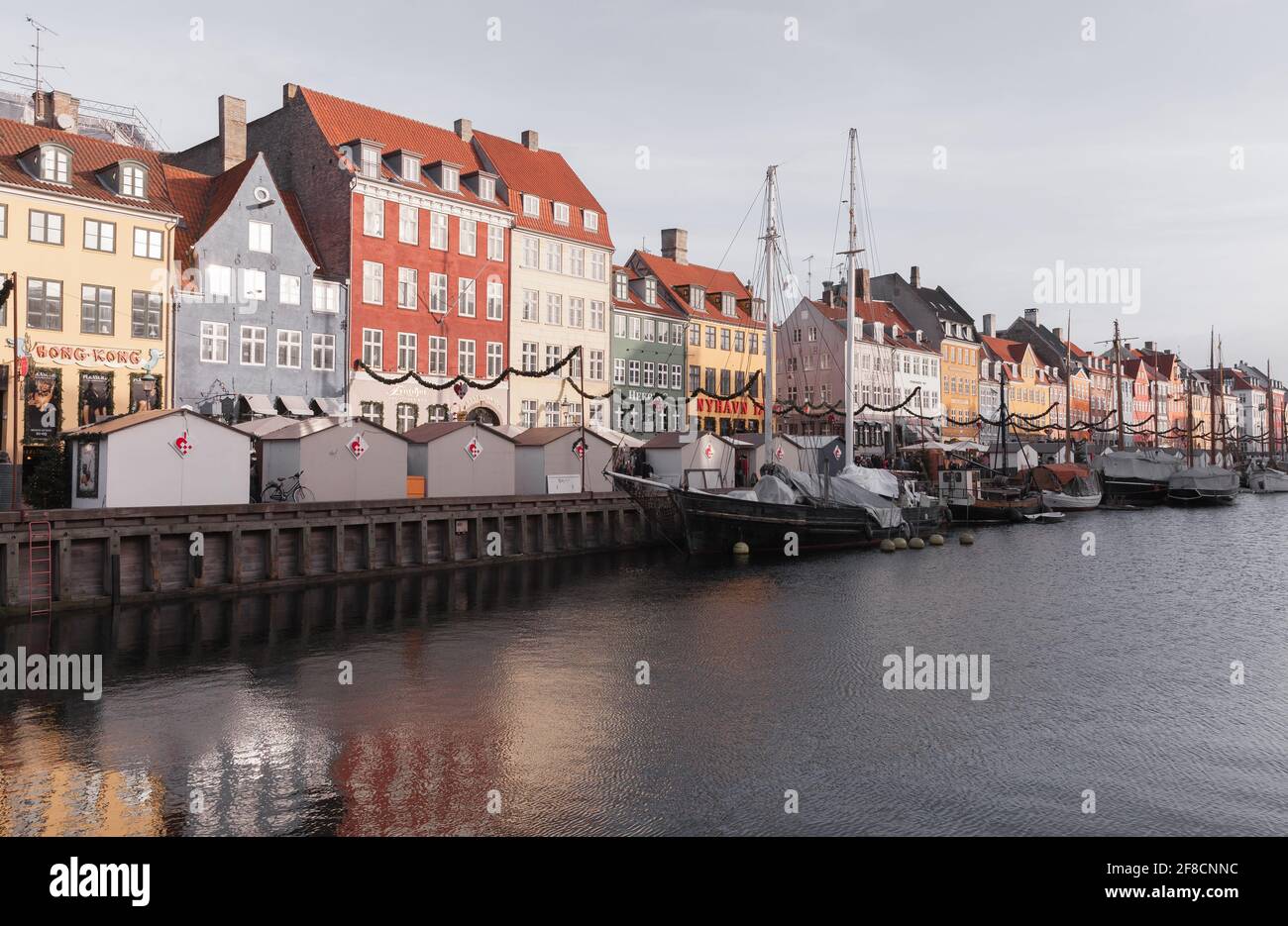 Copenaghen, Danimarca - 9 dicembre 2017: Vista sul porto di Nyhavn o New Harbour in una giornata di sole, è un lungomare del XVII secolo, canale e popolare destin turistico Foto Stock Copenaghen, Danimarca - 9 dicembre 2017: Vista sul porto di Nyhavn o New Harbour in una giornata di sole, è un lungomare del XVII secolo, canale e popolare destin turistico Foto Stock