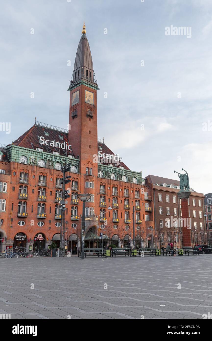 Copenaghen, Danimarca - 9 dicembre 2017: Vista sulla piazza del municipio con lo Scandic Palace Hotel. Foto verticale Foto Stock
