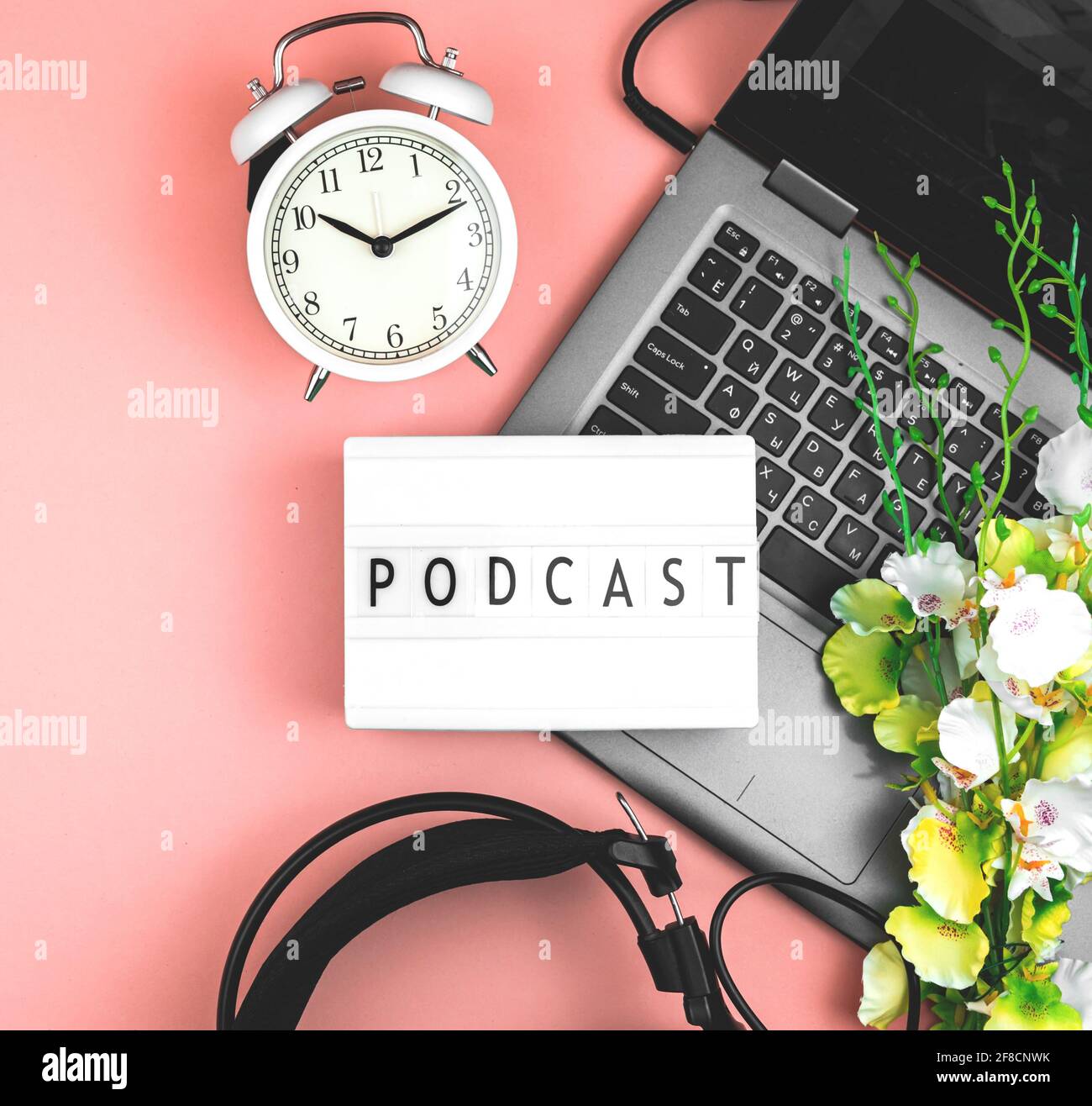 Testo podcast sul lightbox, piatto e sfondo creativo per la trasmissione, vista dall'alto Foto Stock
