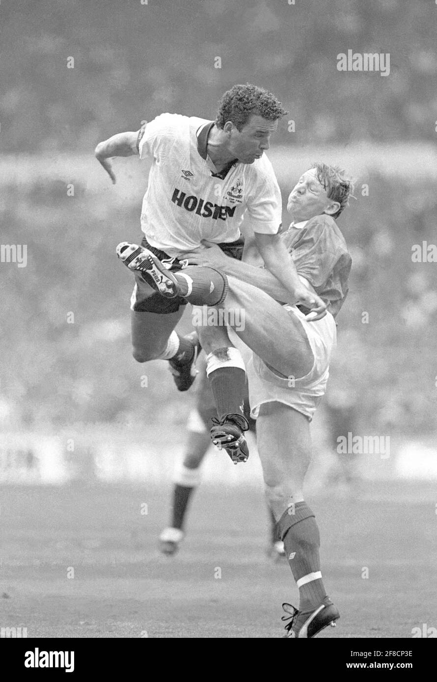 Paul Stewart, Spurs, salta Stuart Pearce in una tazzina per la palla. Finale fa Cup, Wembley. Entrambi hanno segnato gol nella finale che è stata vinta da Spurs. Foto Stock