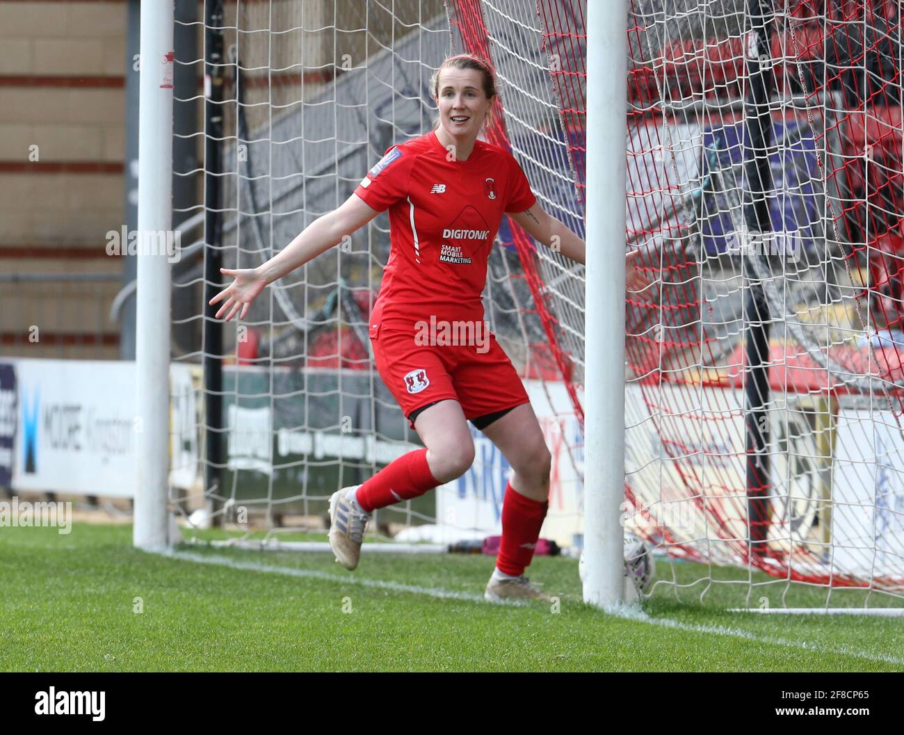 LONDRA, INGHILTERRA - APRILE 11: Katherine Long of Leyton Orient Women celebra l'obiettivo di Nvara Denny di Leyton Orient durante la Vitality Women's fa Cup T. Foto Stock