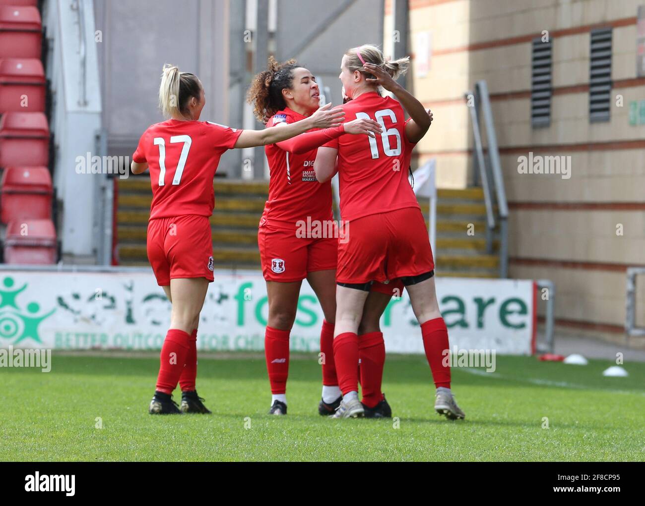 LONDRA, INGHILTERRA - APRILE 11: Nvara Denny di Leyton Orient festeggia il suo obiettivo durante la Vitality Women's fa Cup, terzo round tra Leyton Orie Foto Stock