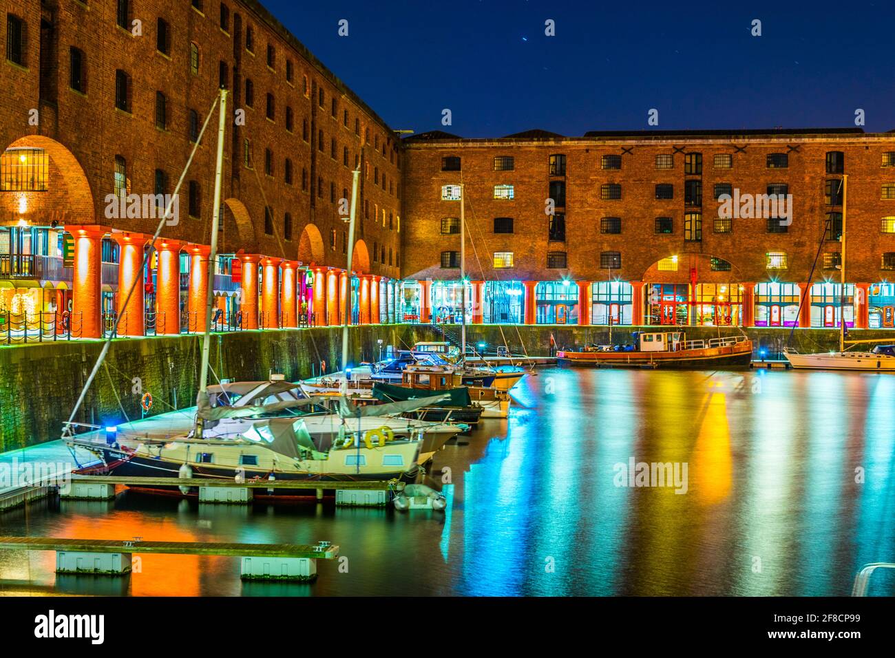 Vista notturna del molo illuminato di albert a Liverpool, Inghilterra Foto Stock