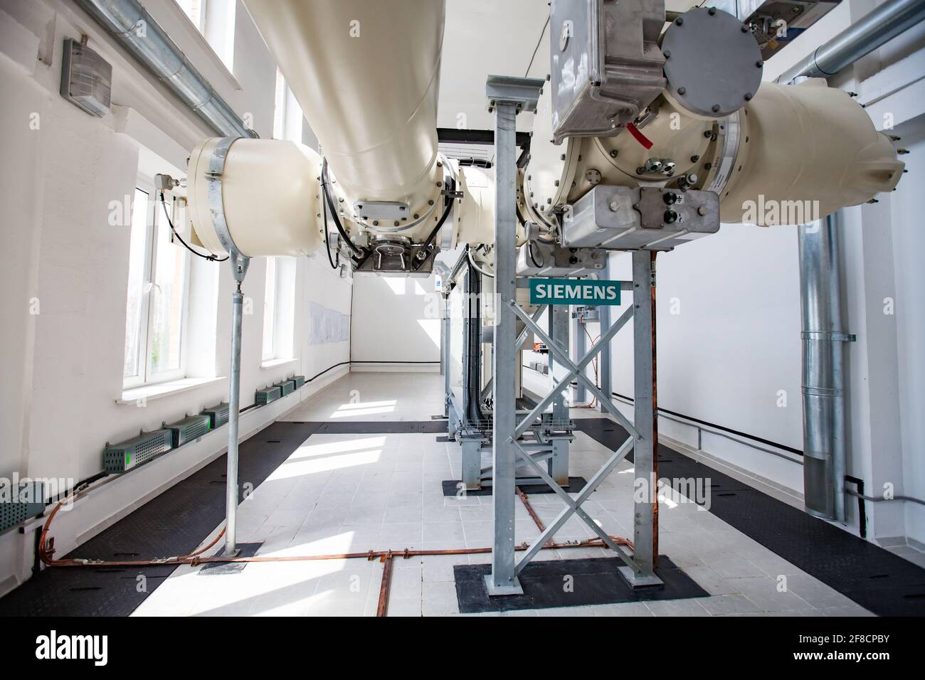 Shchuchinsk City, Kazakhstan - 16 aprile 2012: Moderna sottostazione isolata in gas ad alta tensione Siemens. Foto Stock