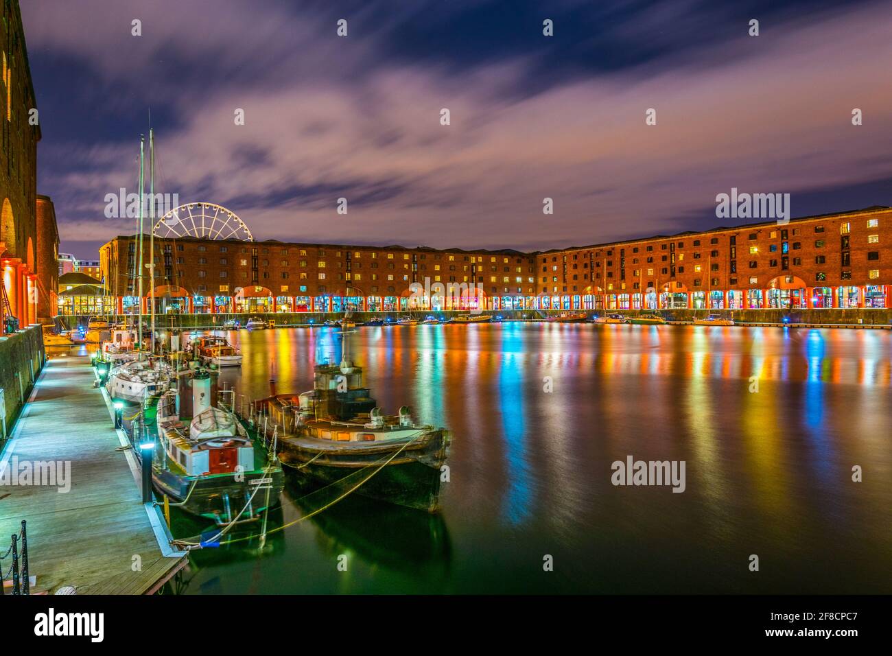 Vista notturna del molo illuminato di albert a Liverpool, Inghilterra Foto Stock