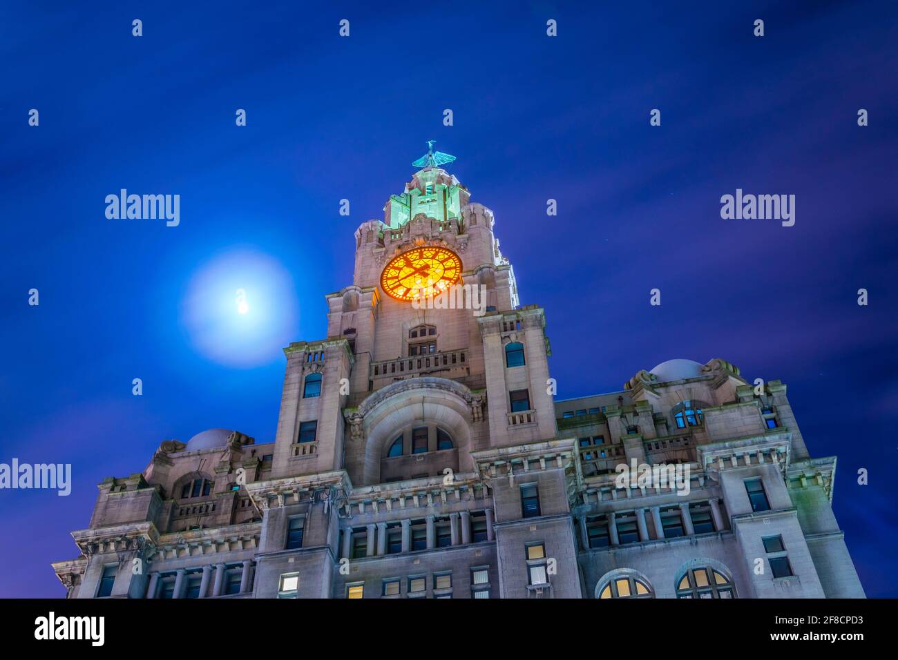 Vista notturna del palazzo reale del fegato a Liverpool, Inghilterra Foto Stock
