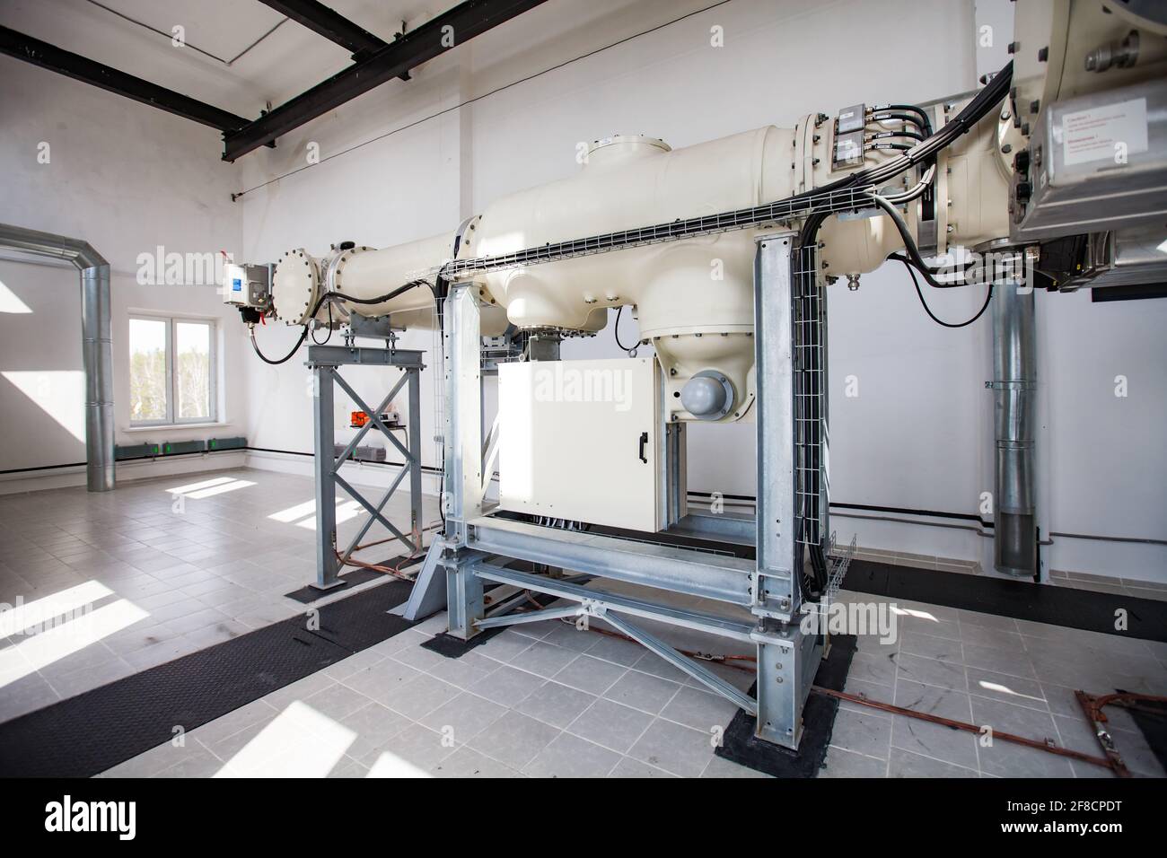 Shchuchinsk City, Kazakhstan - 16 aprile 2012: Moderna sottostazione isolata in gas ad alta tensione Siemens. Foto Stock
