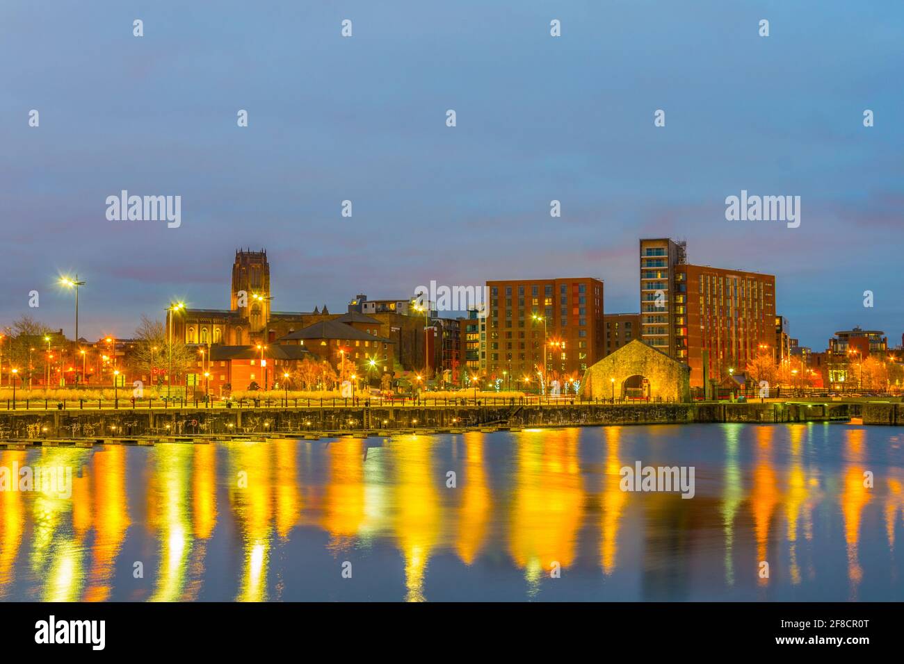 Vista notturna della cattedrale di Liverpool vista dal molo di albert, Inghilterra Foto Stock