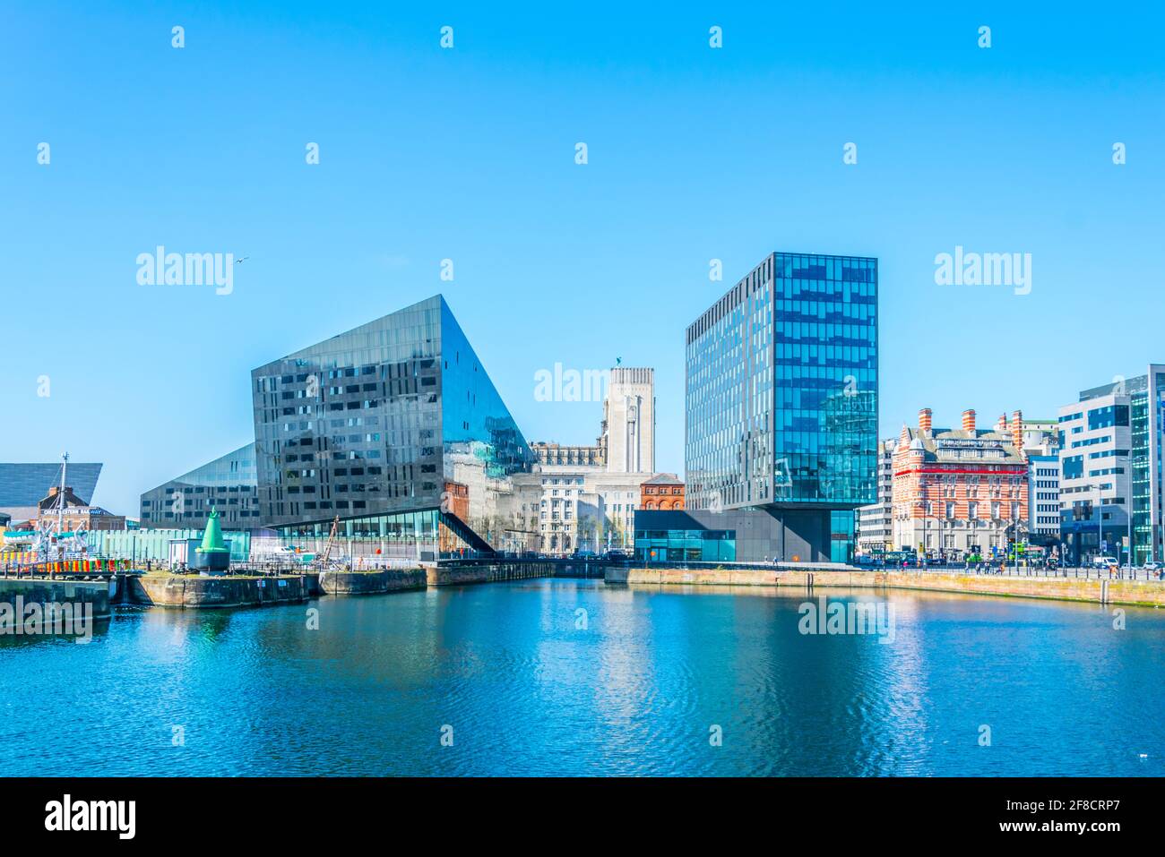 Waterside di Liverpool dominato dal museo di Liverpool e galleria a cielo aperto, Inghilterra Foto Stock