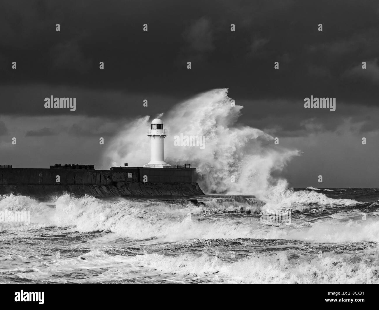 Mare grezzo sul Faro Sud Gare, Teesmouth, Cleveland Foto Stock