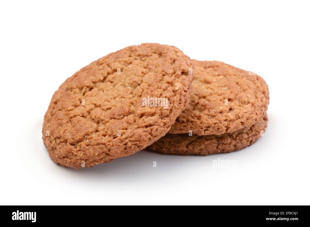 Un mazzo di biscotti freschi di farinata d'avena isolati su bianco. Foto Stock