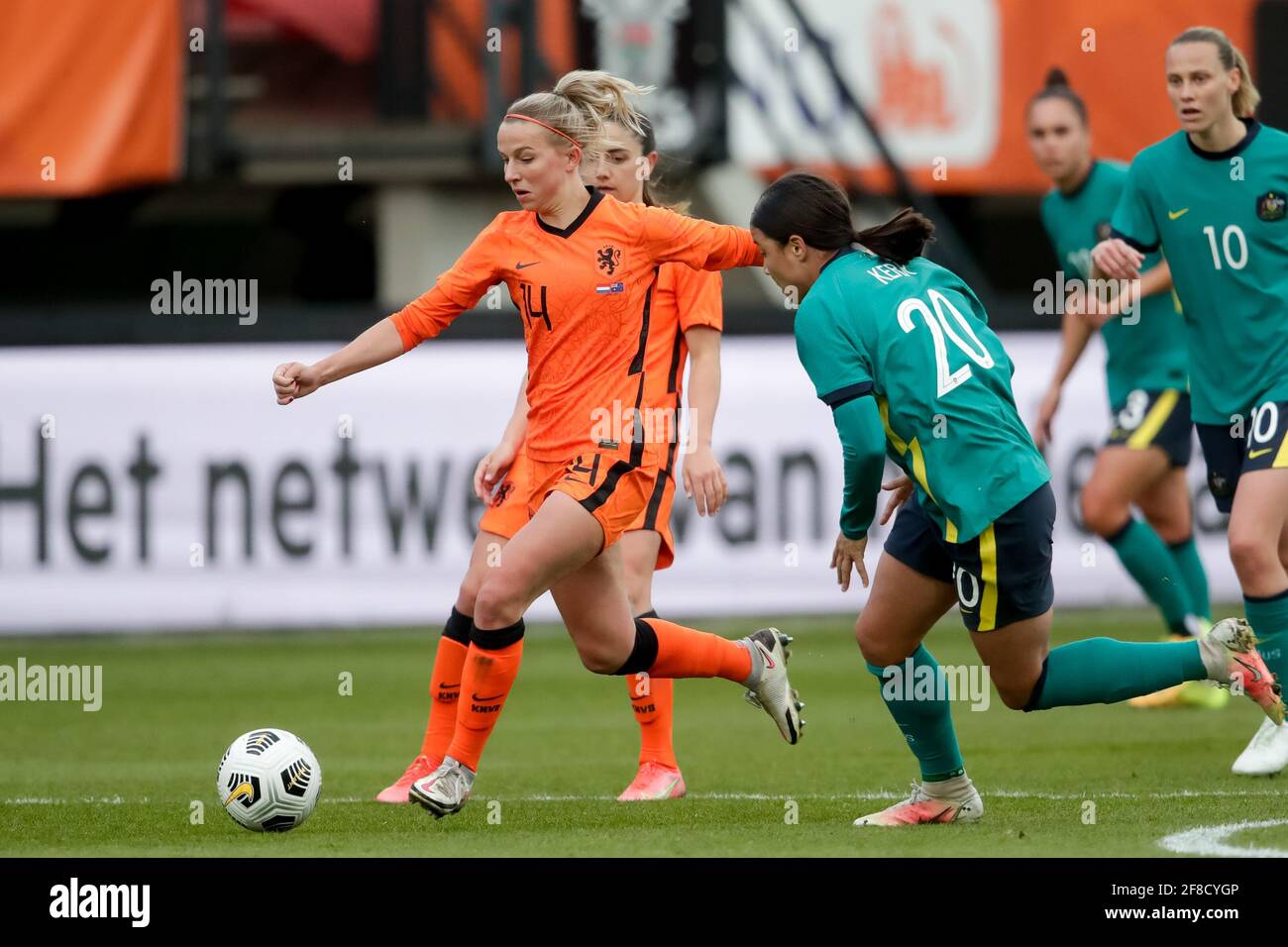 NIJMEGEN, PAESI BASSI - APRILE 13: Jackie Groenen dei Paesi Bassi e Sam Kerr dell'Australia durante il Women International friendly tra Paesi Bassi Foto Stock