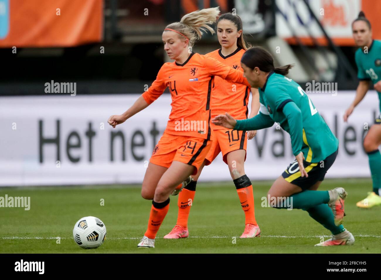 NIJMEGEN, PAESI BASSI - APRILE 13: Jackie Groenen dei Paesi Bassi e Sam Kerr dell'Australia durante il Women International friendly tra Paesi Bassi Foto Stock