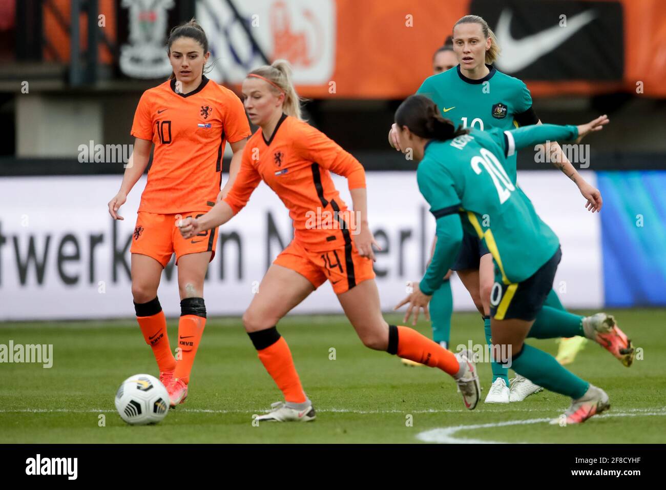 NIJMEGEN, PAESI BASSI - APRILE 13: Jackie Groenen dei Paesi Bassi e Sam Kerr dell'Australia durante il Women International friendly tra Paesi Bassi Foto Stock
