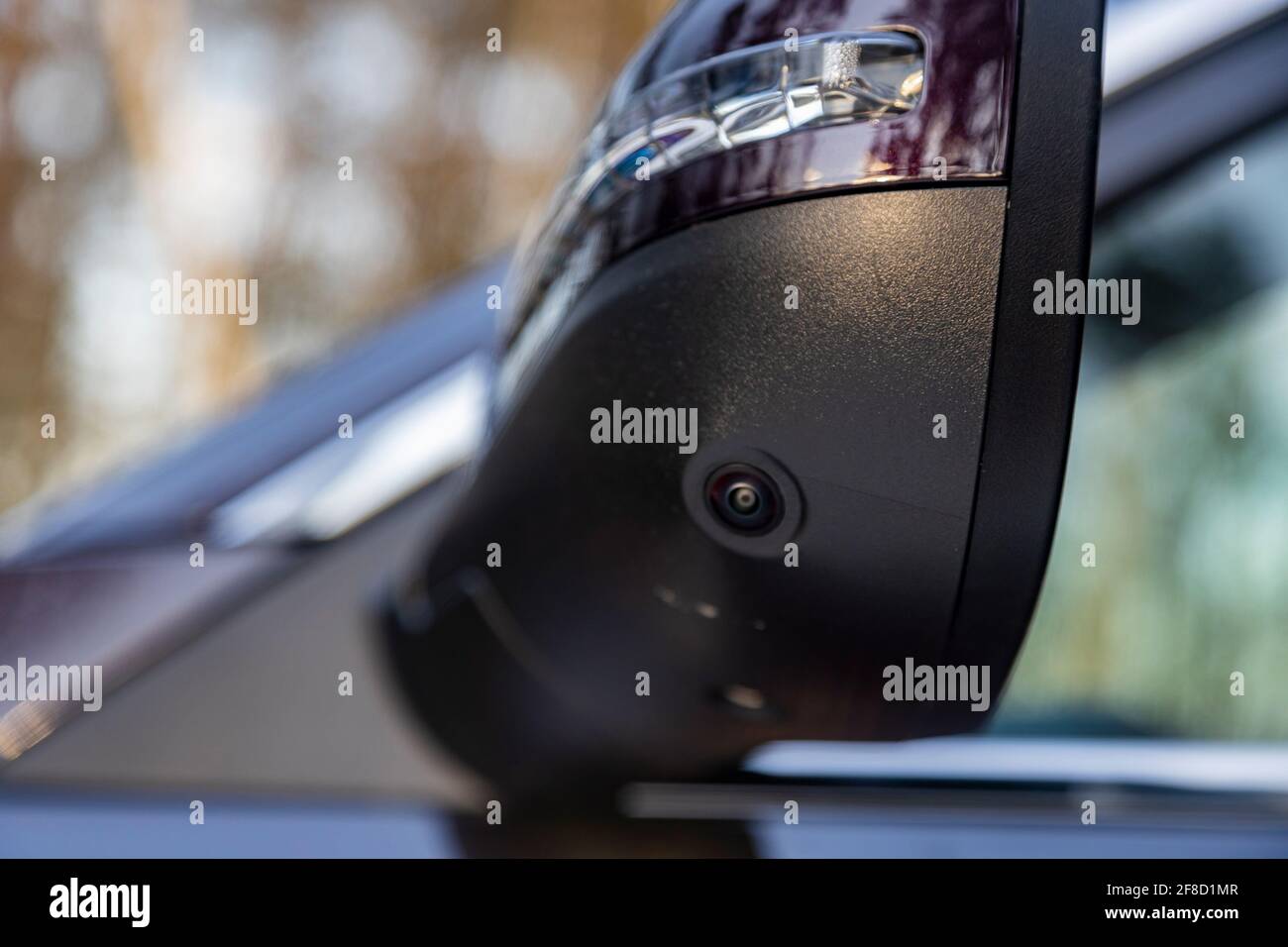 sistema di monitoraggio surround cam in un'auto moderna. specchietto  retrovisore per la visione laterale di un'auto moderna con telecamera per  la visione circolare Foto stock - Alamy