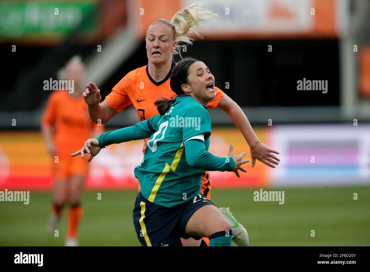 NIJMEGEN, PAESI BASSI - APRILE 13: Sam Kerr dell'Australia è scagliato da Stefanie van der Gragt dei Paesi Bassi durante l'amicizia internazionale delle donne Foto Stock