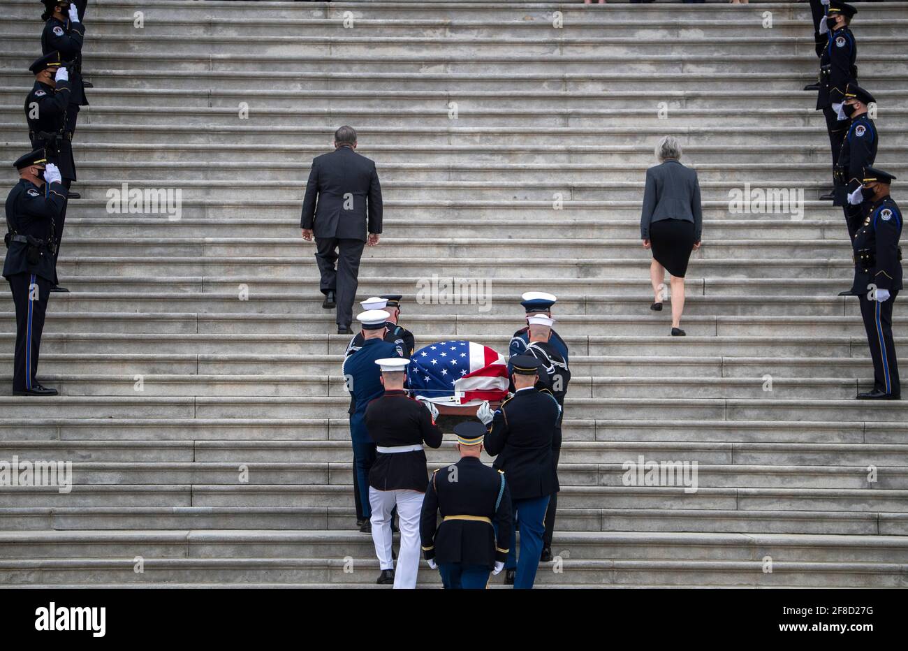 Il cofanetto dell'ufficiale della polizia del Campidoglio degli Stati Uniti William 'Billy' Evans è portato da una guardia d'onore del servizio congiunto nel Campidoglio degli Stati Uniti a Washington, DC, USA, 13 aprile 2021. L'ufficiale Evans è stato ucciso nella linea di servizio 02 aprile quando un driver ha fatto scalciare il suo veicolo in Evans e un altro ufficiale prima di schiantarsi in una barriera di sicurezza all'entrata nord del Capitol.Credit: Shawn Thew/Pool via CNP /MediaPunch Foto Stock