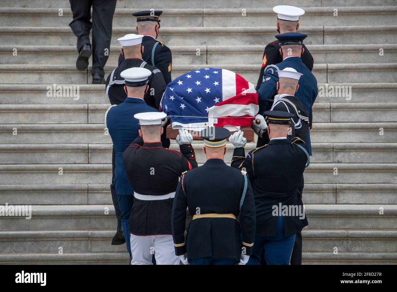 Il cofanetto dell'ufficiale della polizia del Campidoglio degli Stati Uniti William 'Billy' Evans è portato da una guardia d'onore del servizio congiunto nel Campidoglio degli Stati Uniti a Washington, DC, USA, 13 aprile 2021. L'ufficiale Evans è stato ucciso nella linea di servizio 02 aprile quando un driver ha fatto scalciare il suo veicolo in Evans e un altro ufficiale prima di schiantarsi in una barriera di sicurezza all'entrata nord del Capitol.Credit: Shawn Thew/Pool via CNP /MediaPunch Foto Stock
